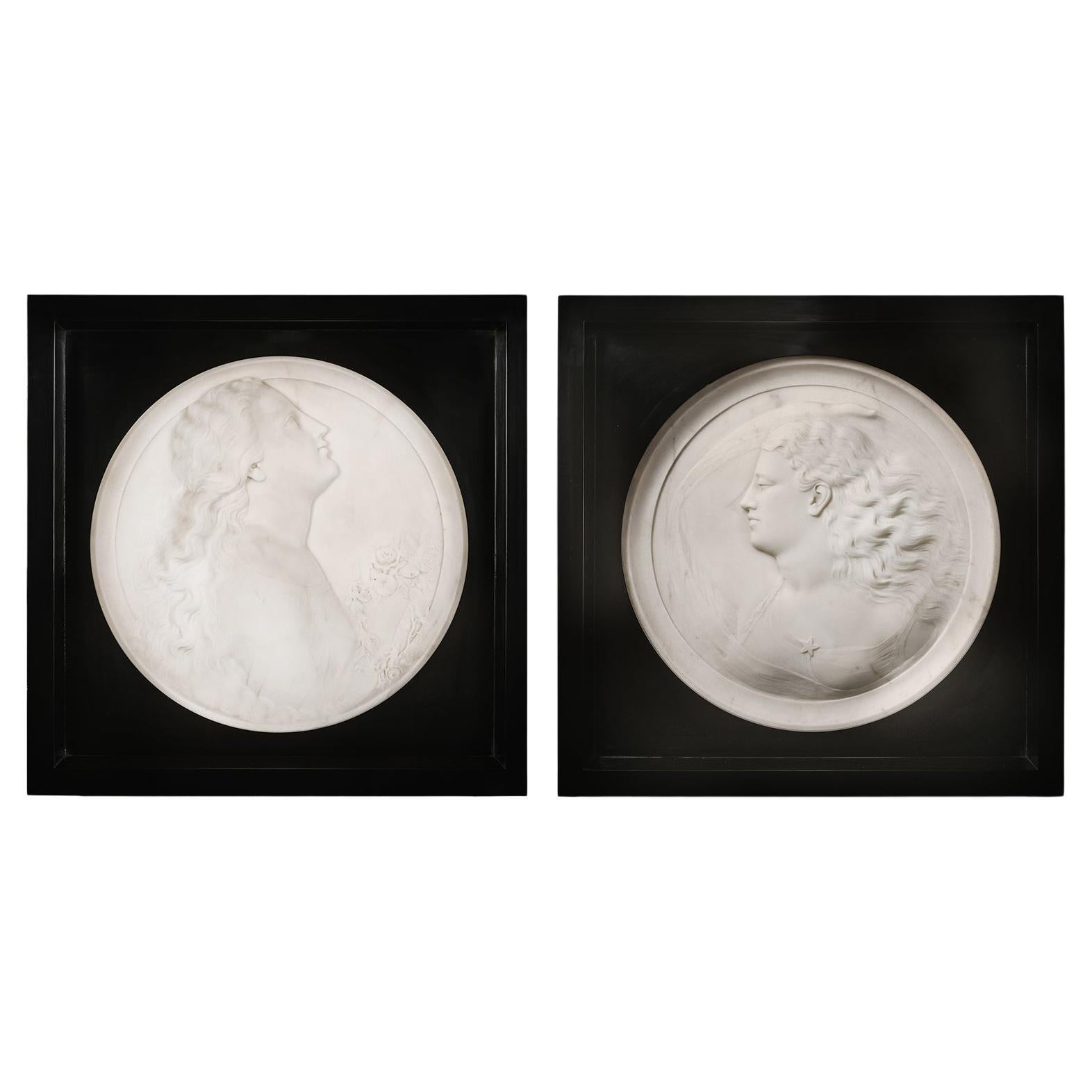 Paire de rondelles de portrait en marbre blanc représentant « le lever » et « l'évening » en vente