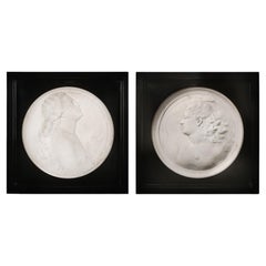 Ein Paar Porträt Roundels aus weißem Marmor mit „Morning“ und „Evening“-Motiv