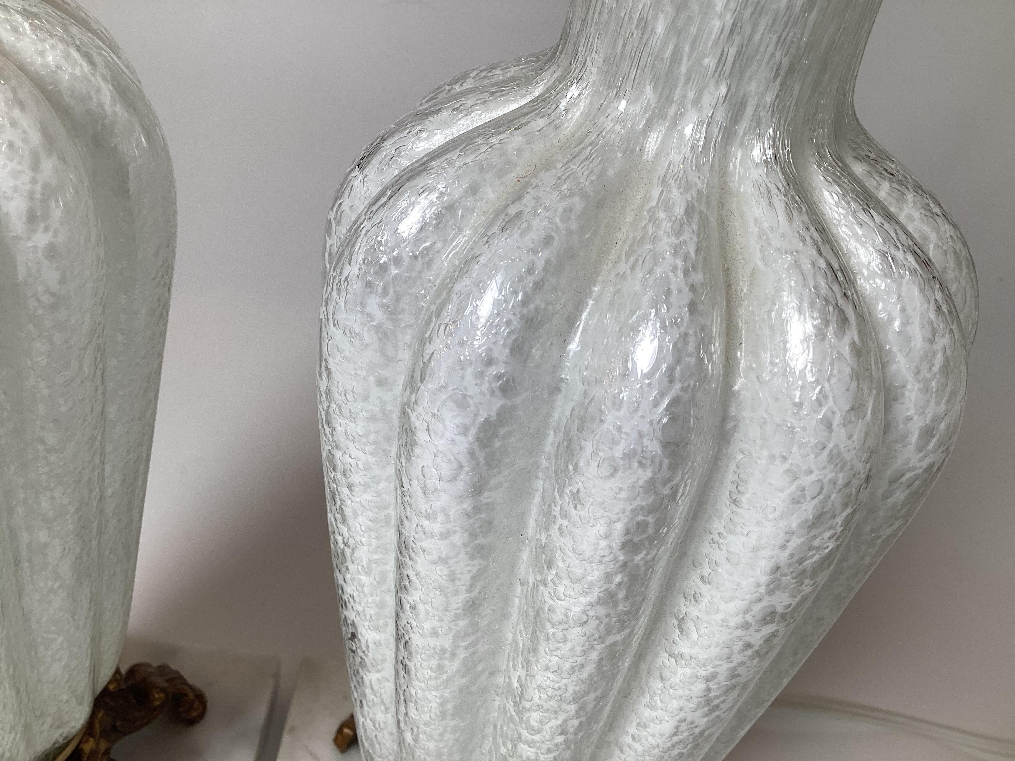 Mid-Century Modern Paire de lampes de bureau en verre de Murano blanc, vers les années 1960 en vente