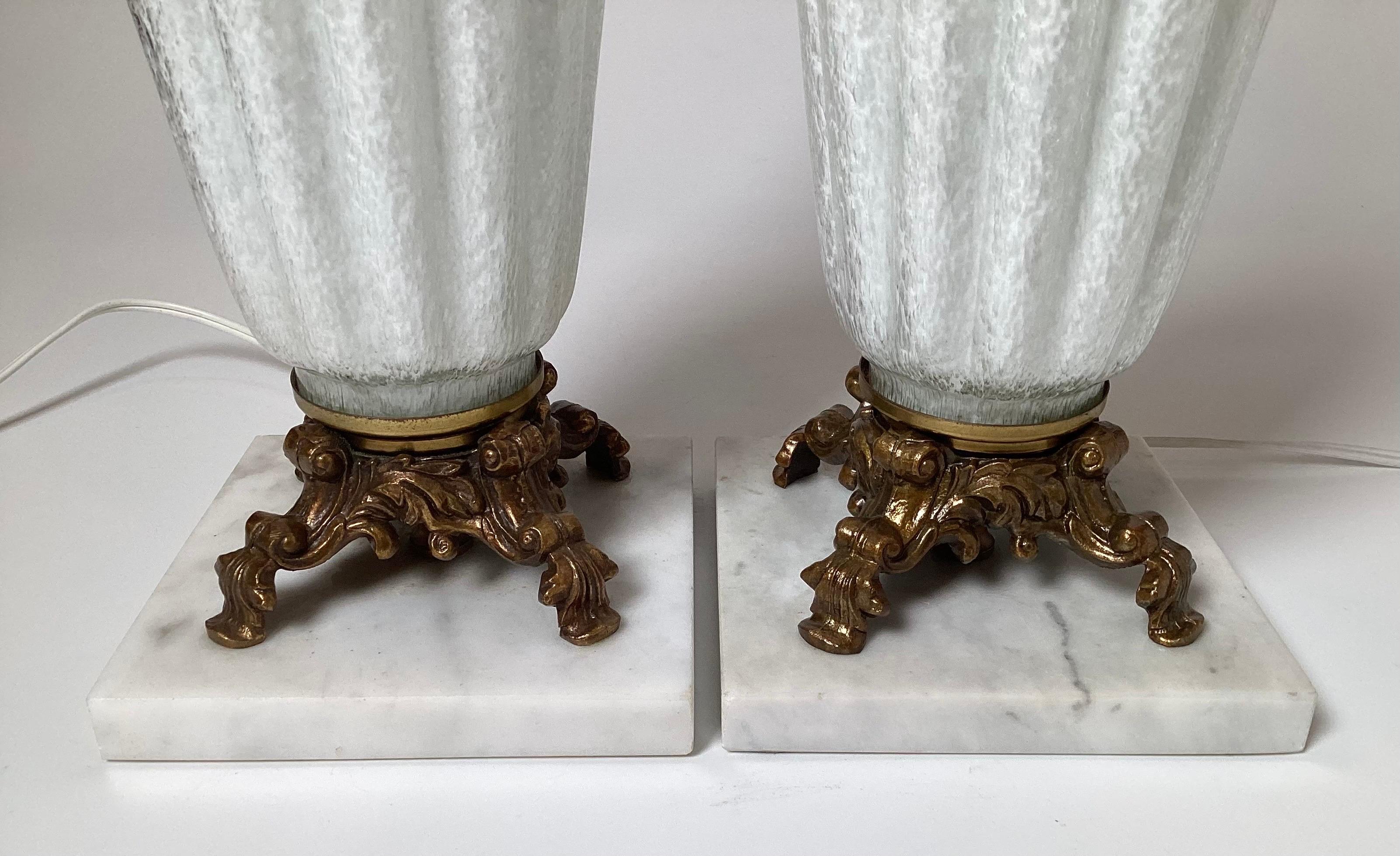 Ein Paar weiße Muranoglas-Tischlampen, ca. 1960er Jahre (Italienisch) im Angebot