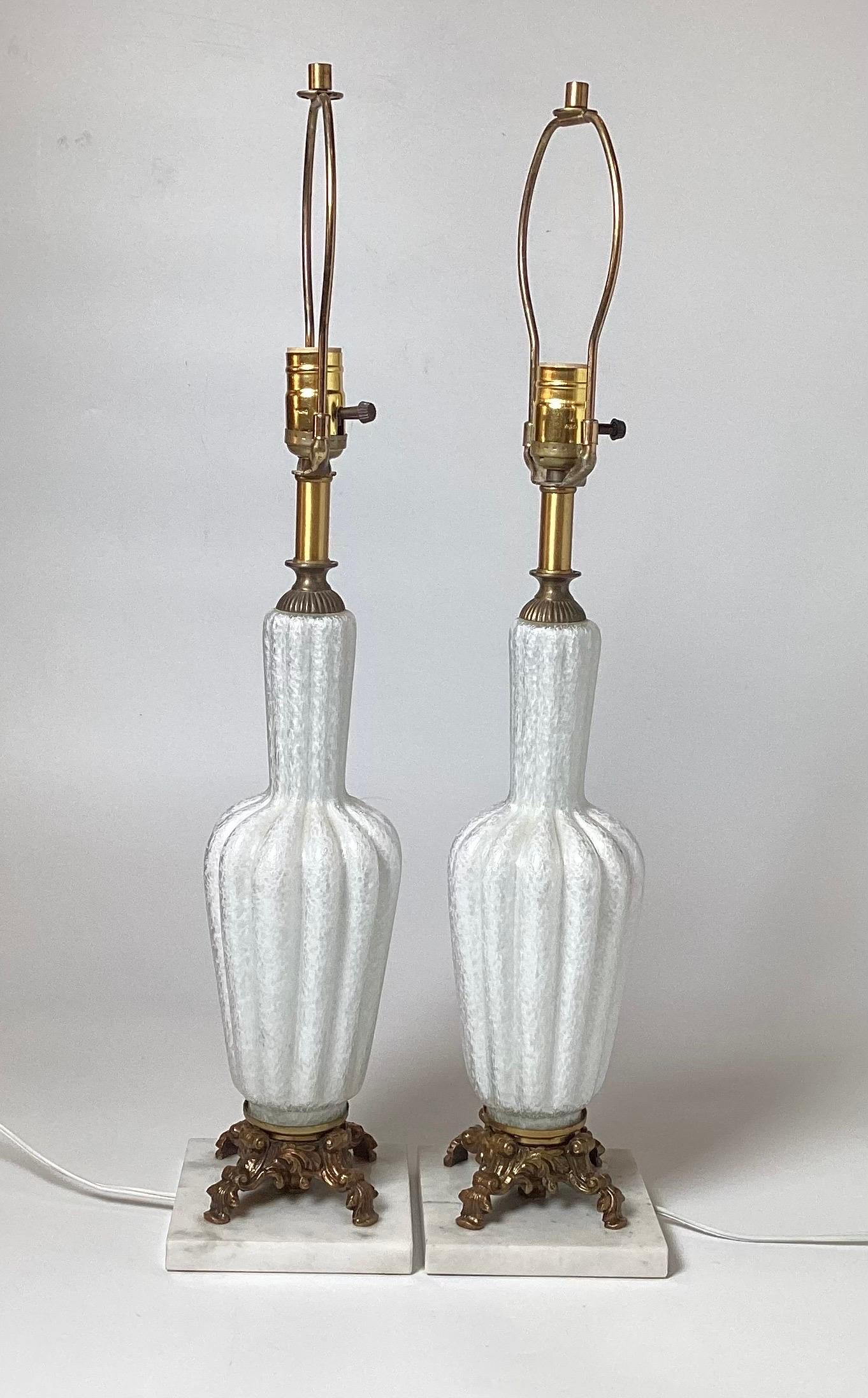 Ein Paar weiße Muranoglas-Tischlampen, ca. 1960er Jahre (Mitte des 20. Jahrhunderts) im Angebot