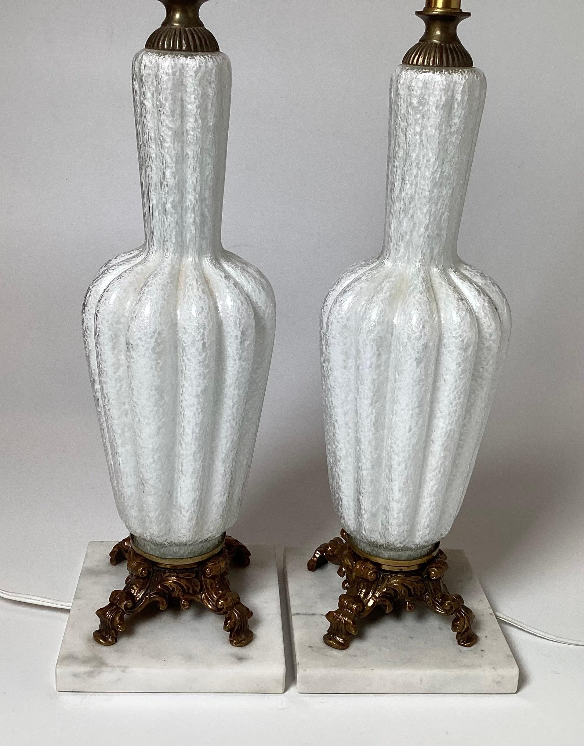 Ein Paar weiße Muranoglas-Tischlampen, ca. 1960er Jahre (Messing) im Angebot