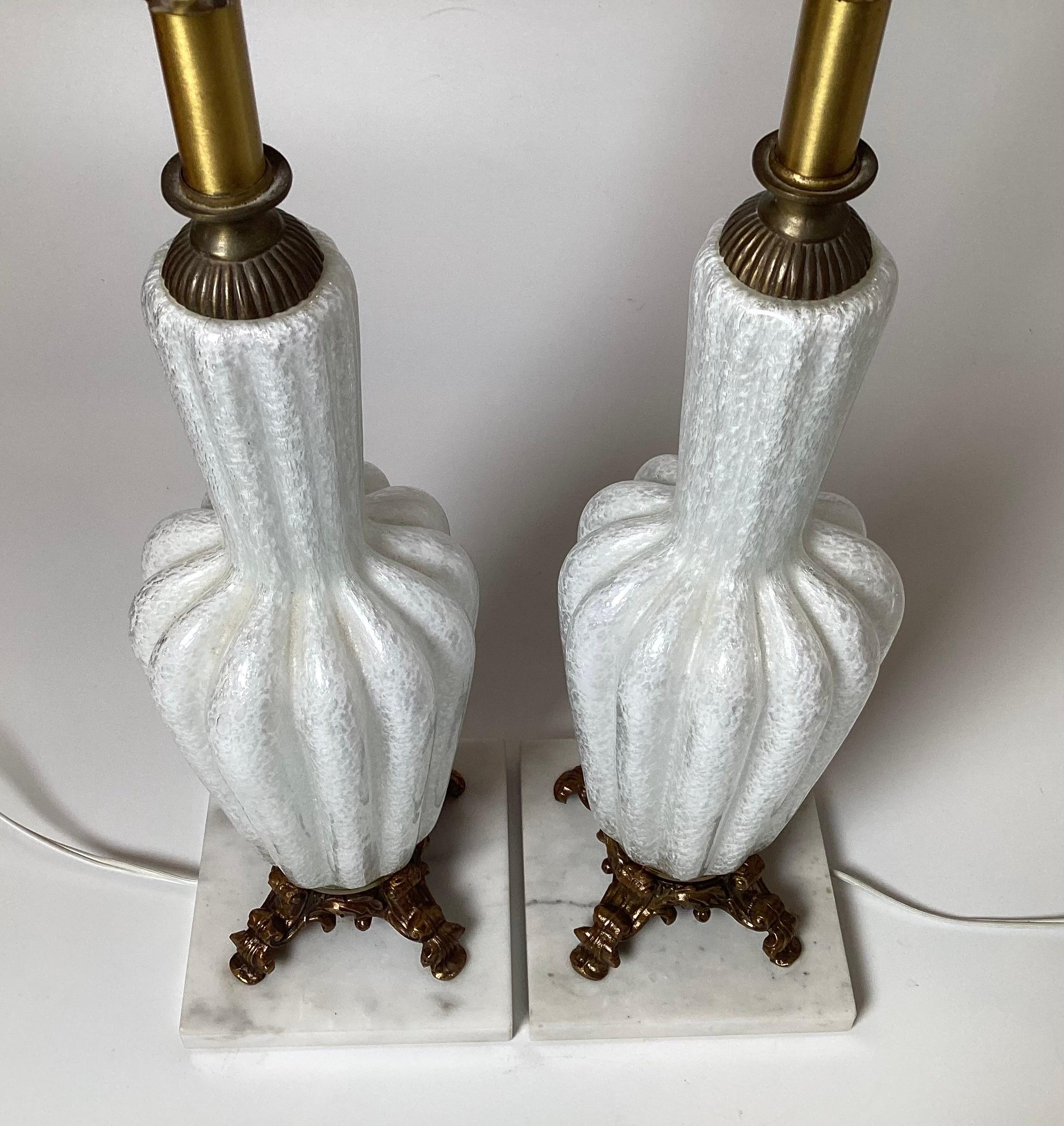 Ein Paar weiße Muranoglas-Tischlampen, ca. 1960er Jahre im Angebot 1