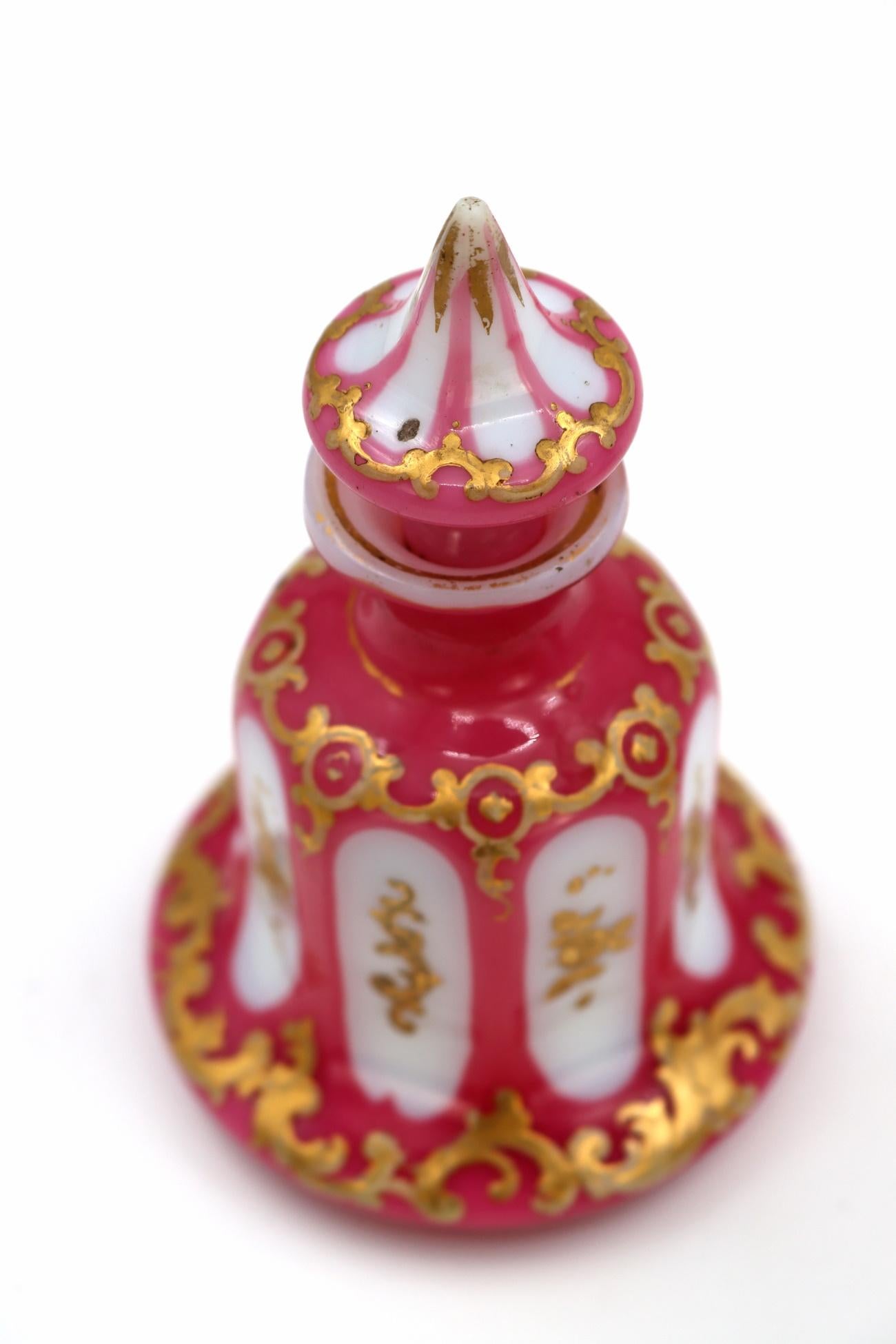 Pair of White Opaline and Pink Overlay Perfume Bottles In Good Condition In Saint-Ouen, FR