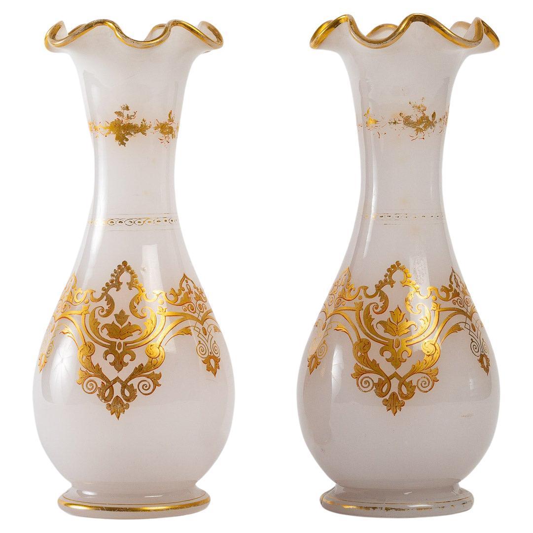 Pair of White Opaline Vases In Good Condition In Saint-Ouen, FR