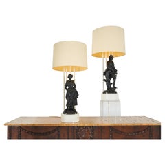 Coppia di lampade ad armatura dipinte di bianco con figure in terracotta di William Haines