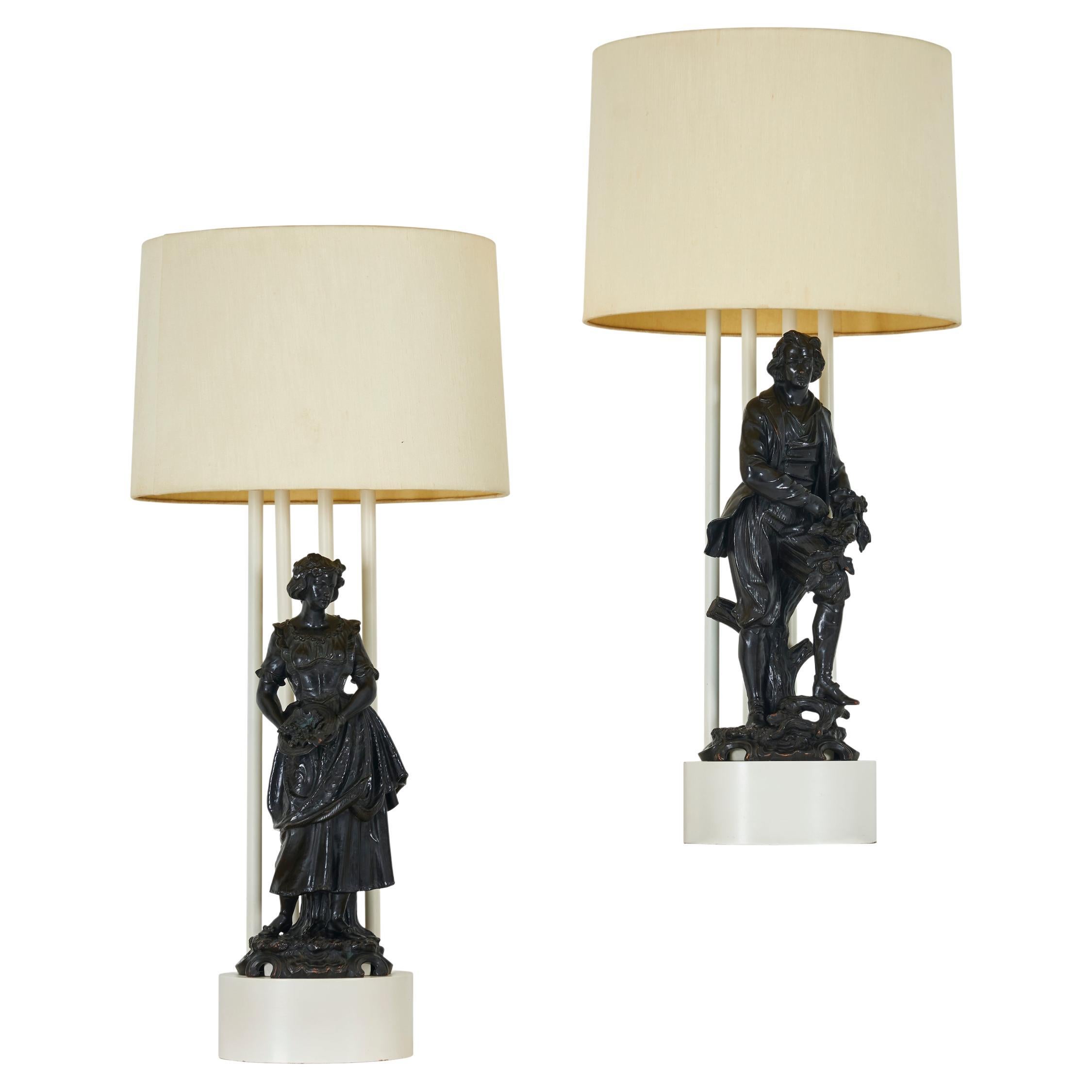Ein Paar weiß bemalte Armature-Lampen mit Terrakotta-Figuren von William Haines