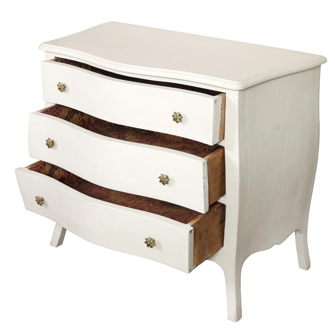 Questa coppia di comodini dipinti vintage dona un'eleganza classica e un tocco di charme a qualsiasi camera da letto. Ciascuna cassettiera è dotata di tre spaziosi cassetti che consentono di riporre gli oggetti indispensabili per il tuo letto,