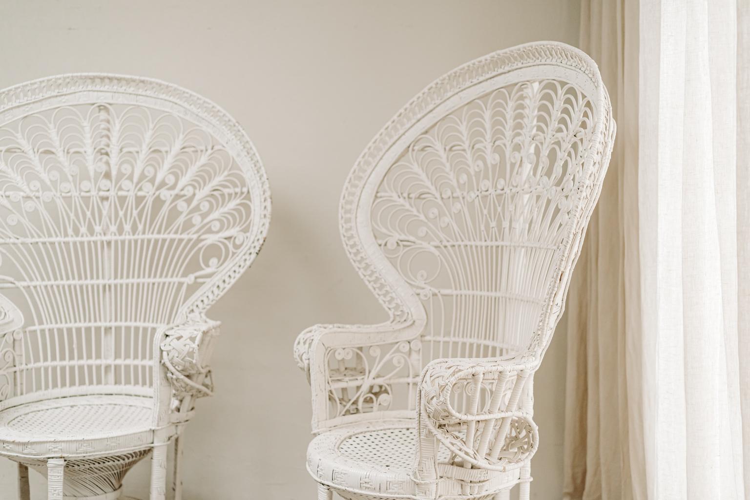 Paar weiß bemalte „Emanuelle“-Stühle mit Pfauen aus Korbweide in Weiß im Angebot 5