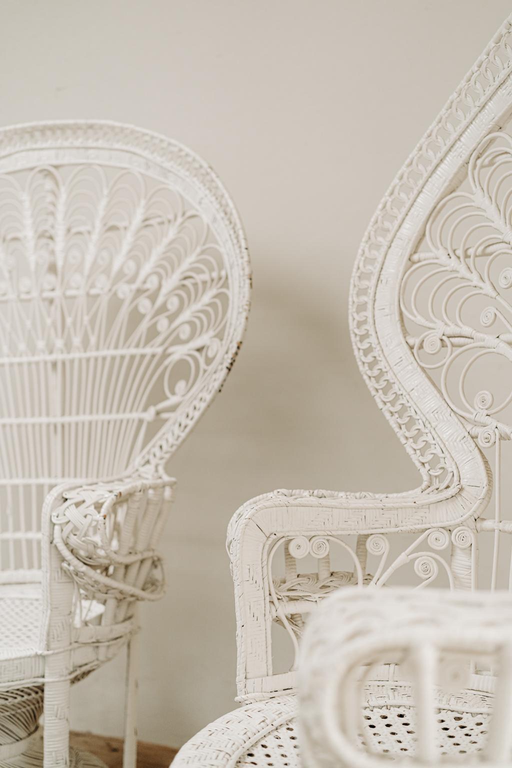 Paar weiß bemalte „Emanuelle“-Stühle mit Pfauen aus Korbweide in Weiß im Angebot 8