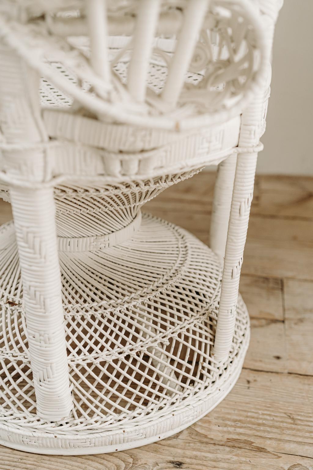 Paar weiß bemalte „Emanuelle“-Stühle mit Pfauen aus Korbweide in Weiß im Angebot 9
