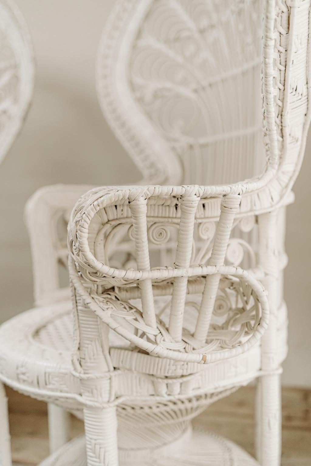 Paar weiß bemalte „Emanuelle“-Stühle mit Pfauen aus Korbweide in Weiß im Angebot 10