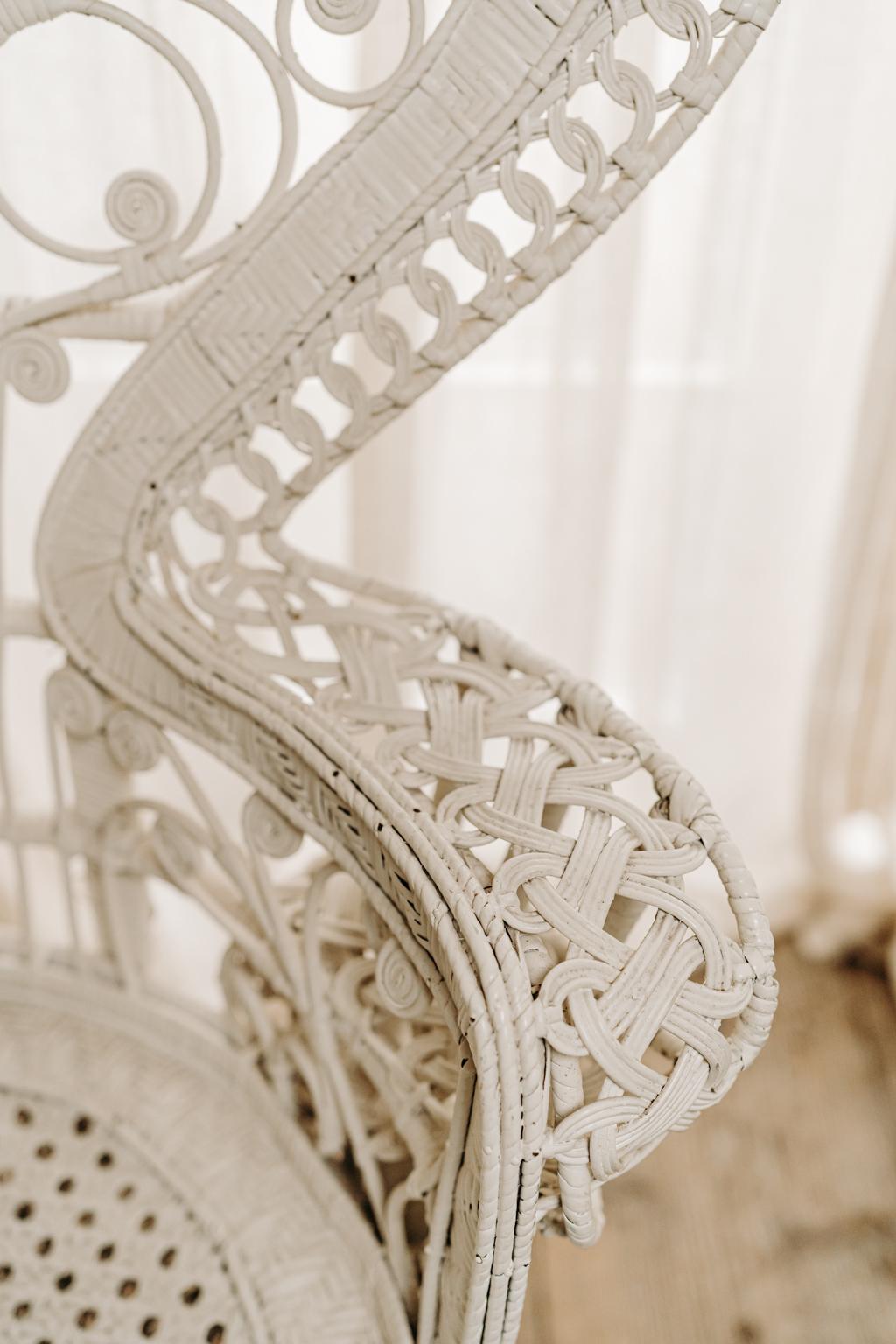 Paar weiß bemalte „Emanuelle“-Stühle mit Pfauen aus Korbweide in Weiß im Angebot 13