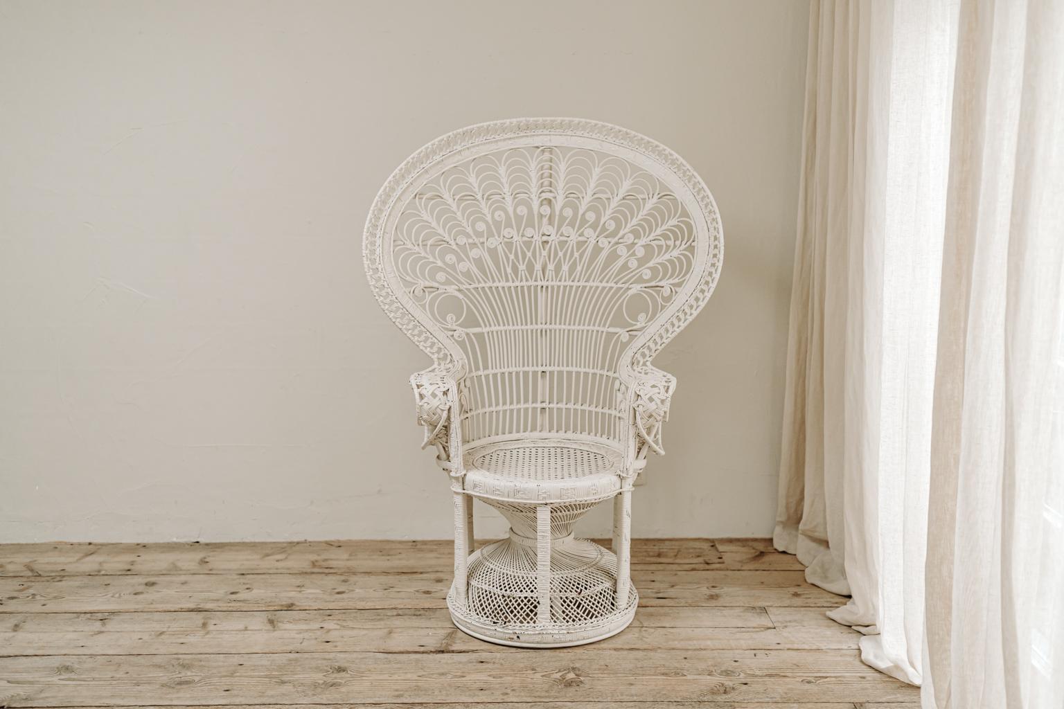 Paar weiß bemalte „Emanuelle“-Stühle mit Pfauen aus Korbweide in Weiß (20. Jahrhundert) im Angebot