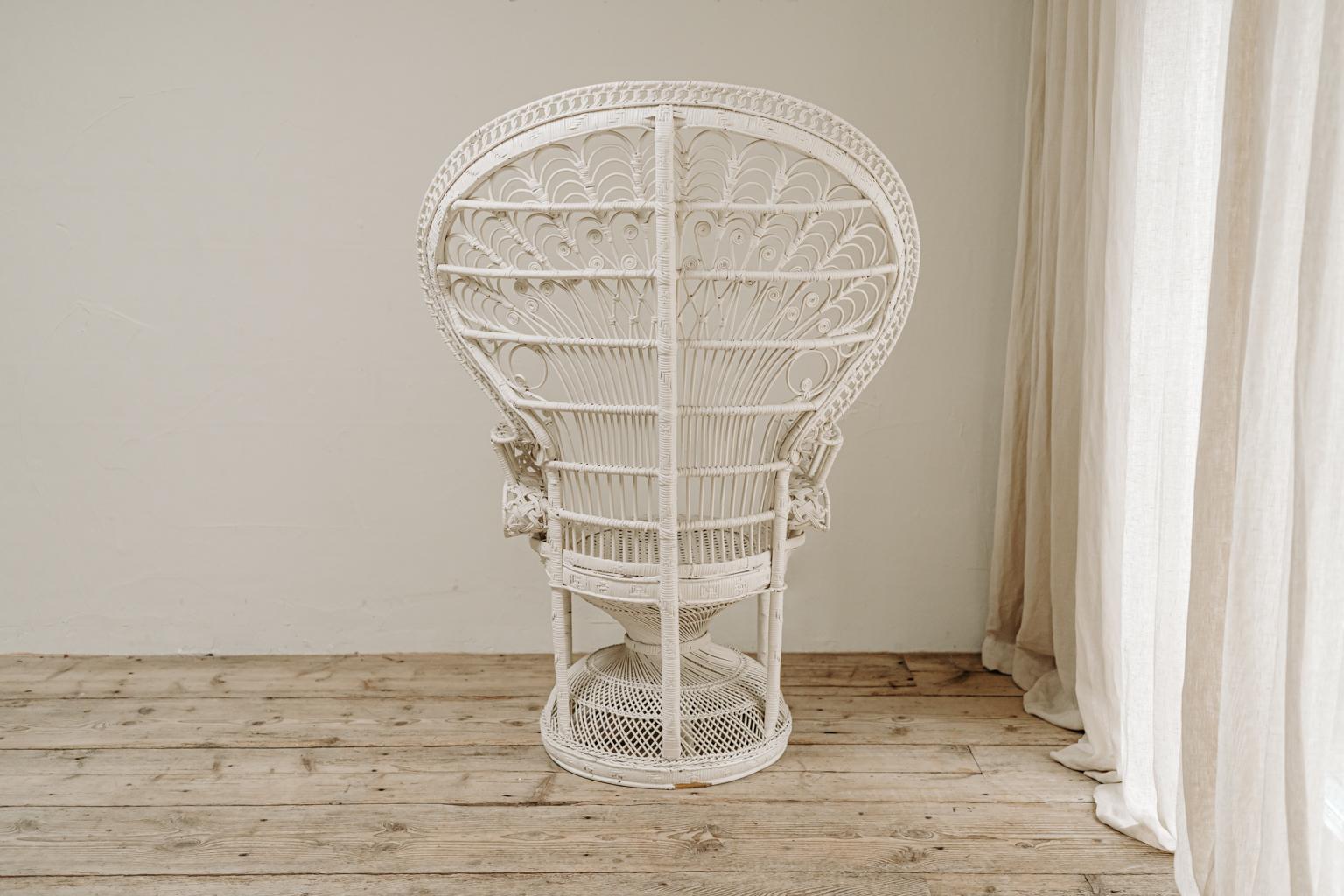 Paar weiß bemalte „Emanuelle“-Stühle mit Pfauen aus Korbweide in Weiß im Angebot 3