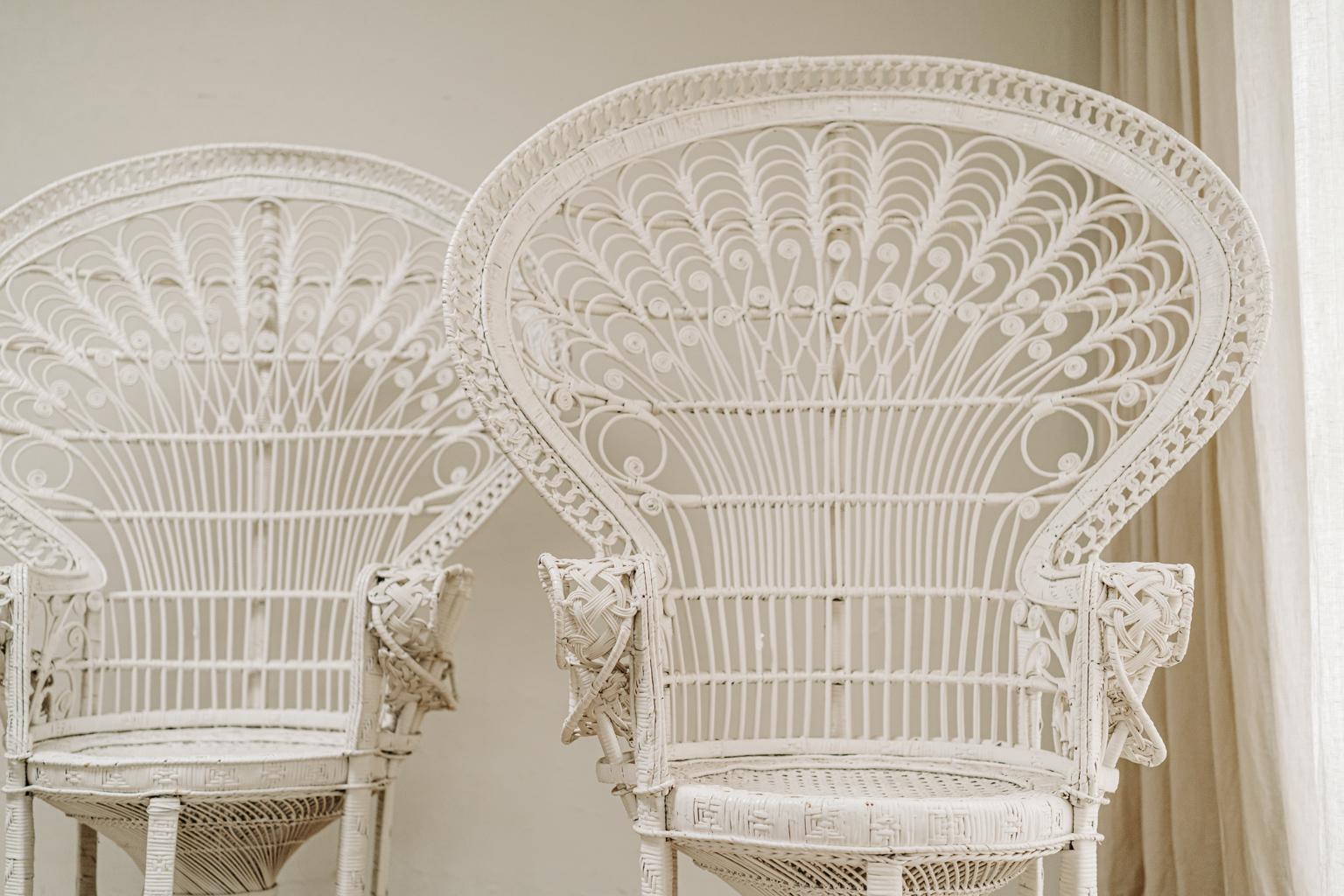 Paar weiß bemalte „Emanuelle“-Stühle mit Pfauen aus Korbweide in Weiß im Angebot 4