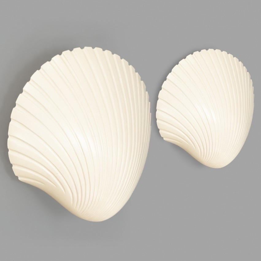 Schönes Paar muschelförmiger Wandleuchter von Michèle Mahé und André Cazenave für Atelier A aus den späten 1960er Jahren. Das atemberaubende organische Design ist aus Fiberglas gefertigt.

Die Schale leuchtet durchscheinend, wenn sie angezündet