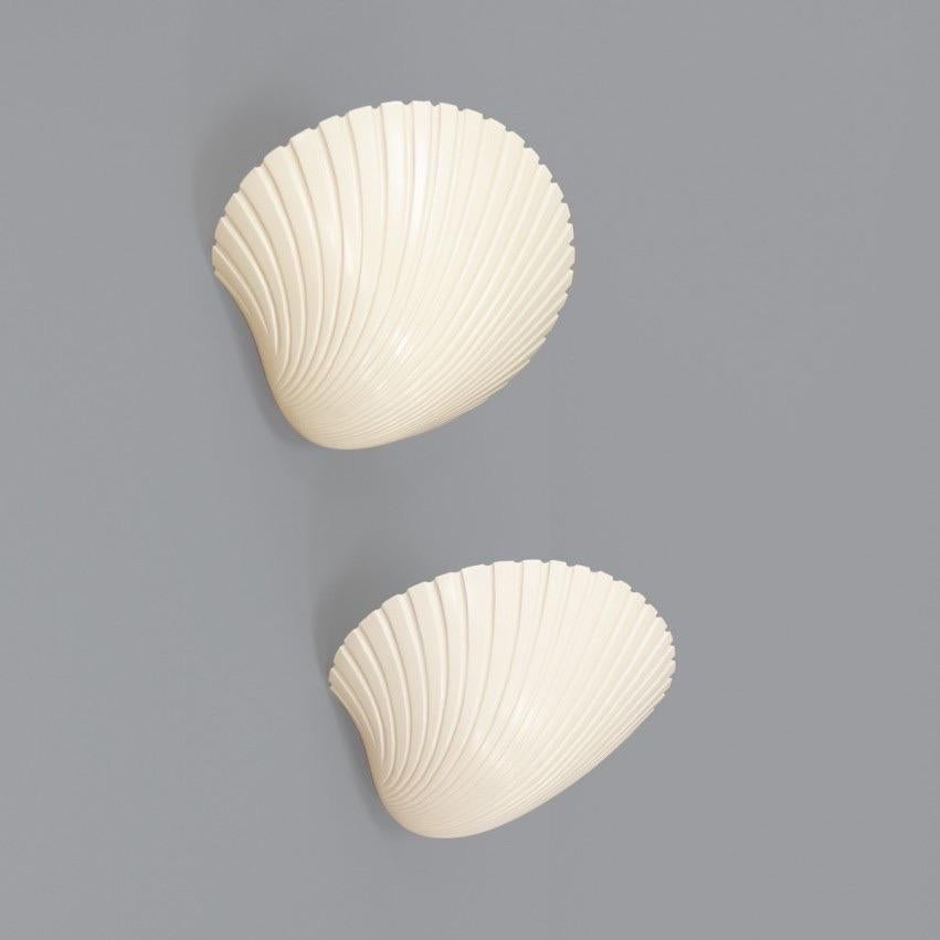 A pair of white seashell wall sconces by Michèle Mahé and André Cazenave, France In Good Condition For Sale In SOTTEVILLE-LÈS-ROUEN, FR