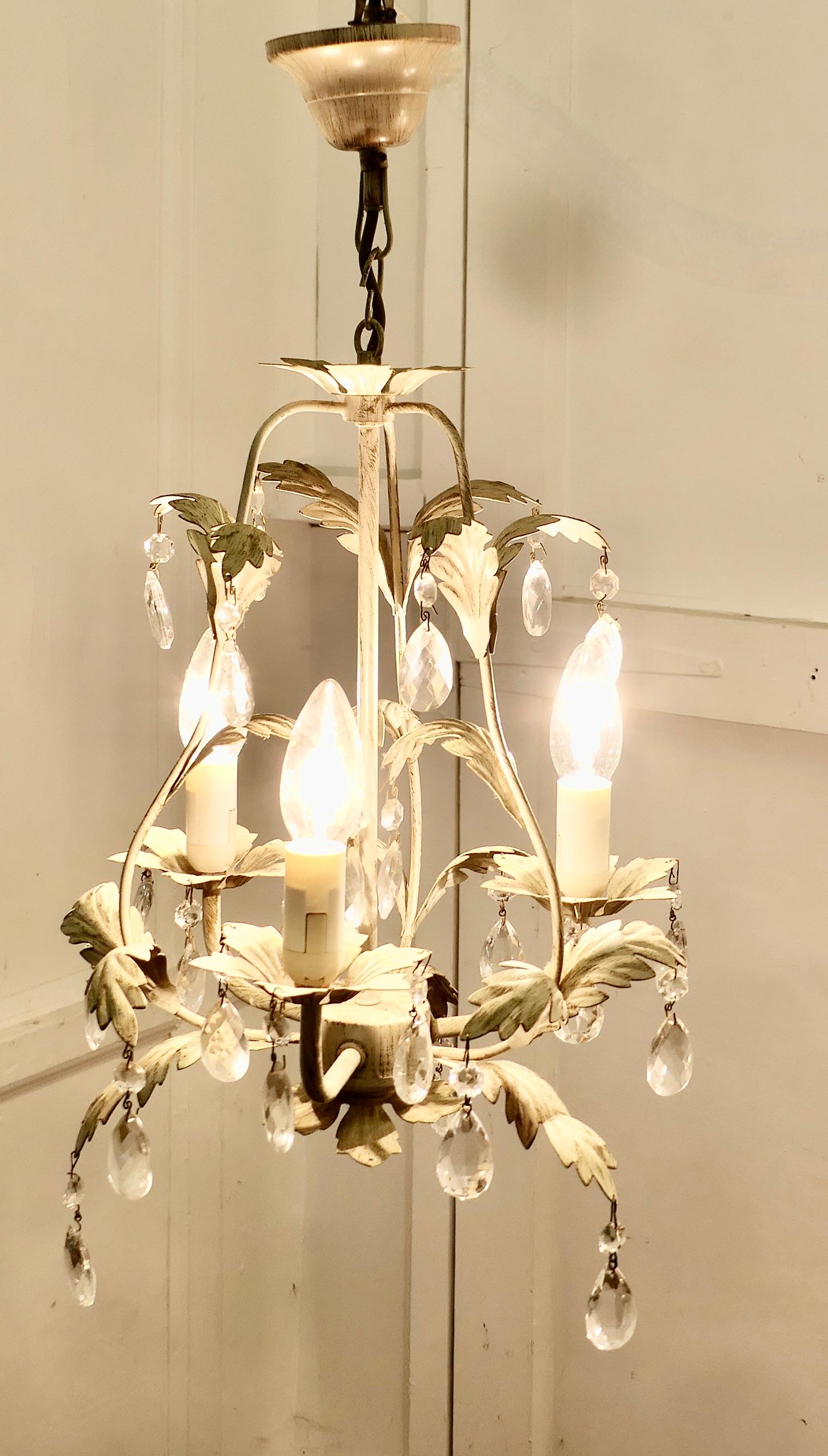Arts and Crafts Coppia di lampadari da soffitto a cestello aperto in toleware bianco in vendita