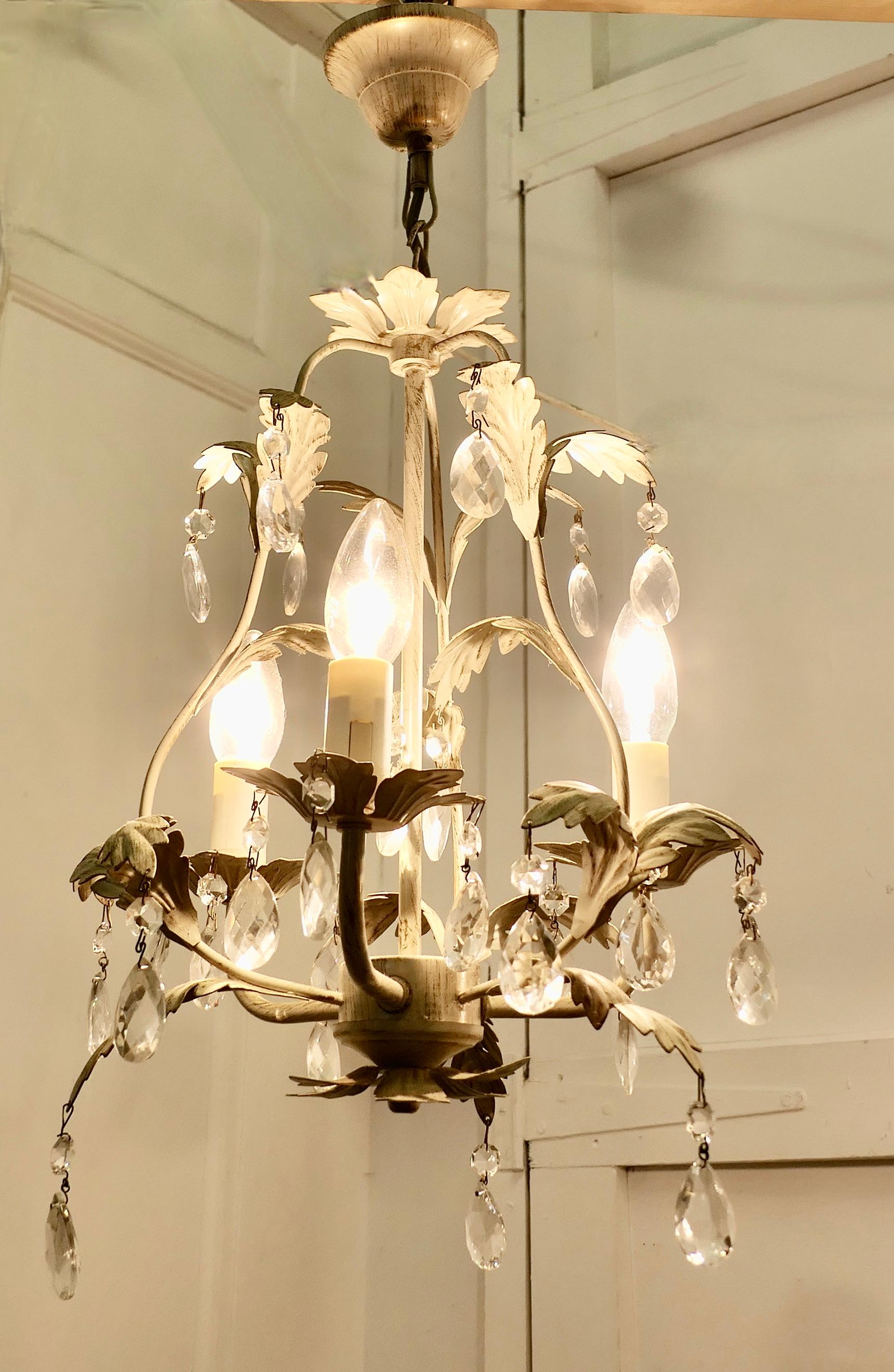 Coppia di lampadari da soffitto a cestello aperto in toleware bianco In condizioni buone in vendita a Godshill, Isle of Wight