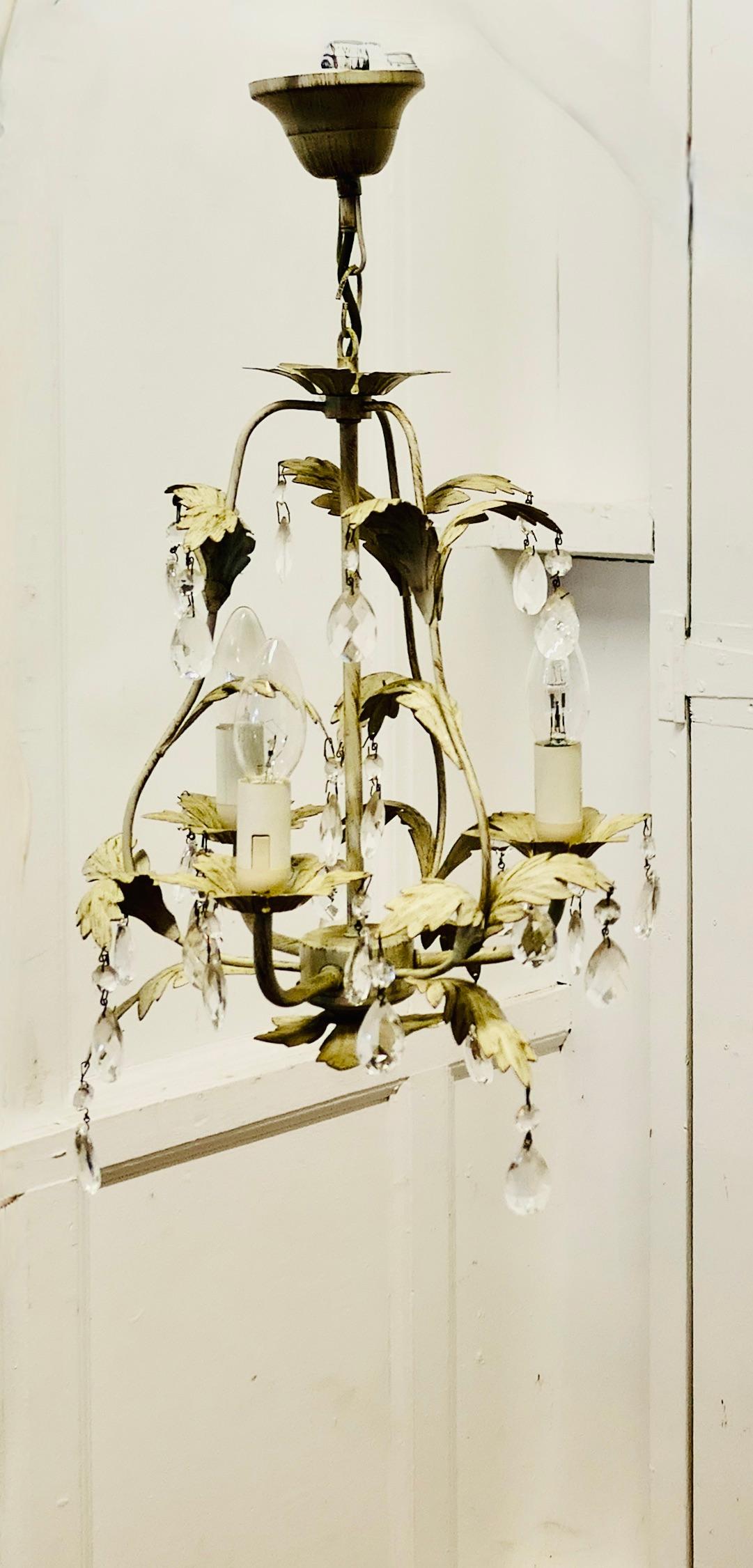 Metà XX secolo Coppia di lampadari da soffitto a cestello aperto in toleware bianco in vendita