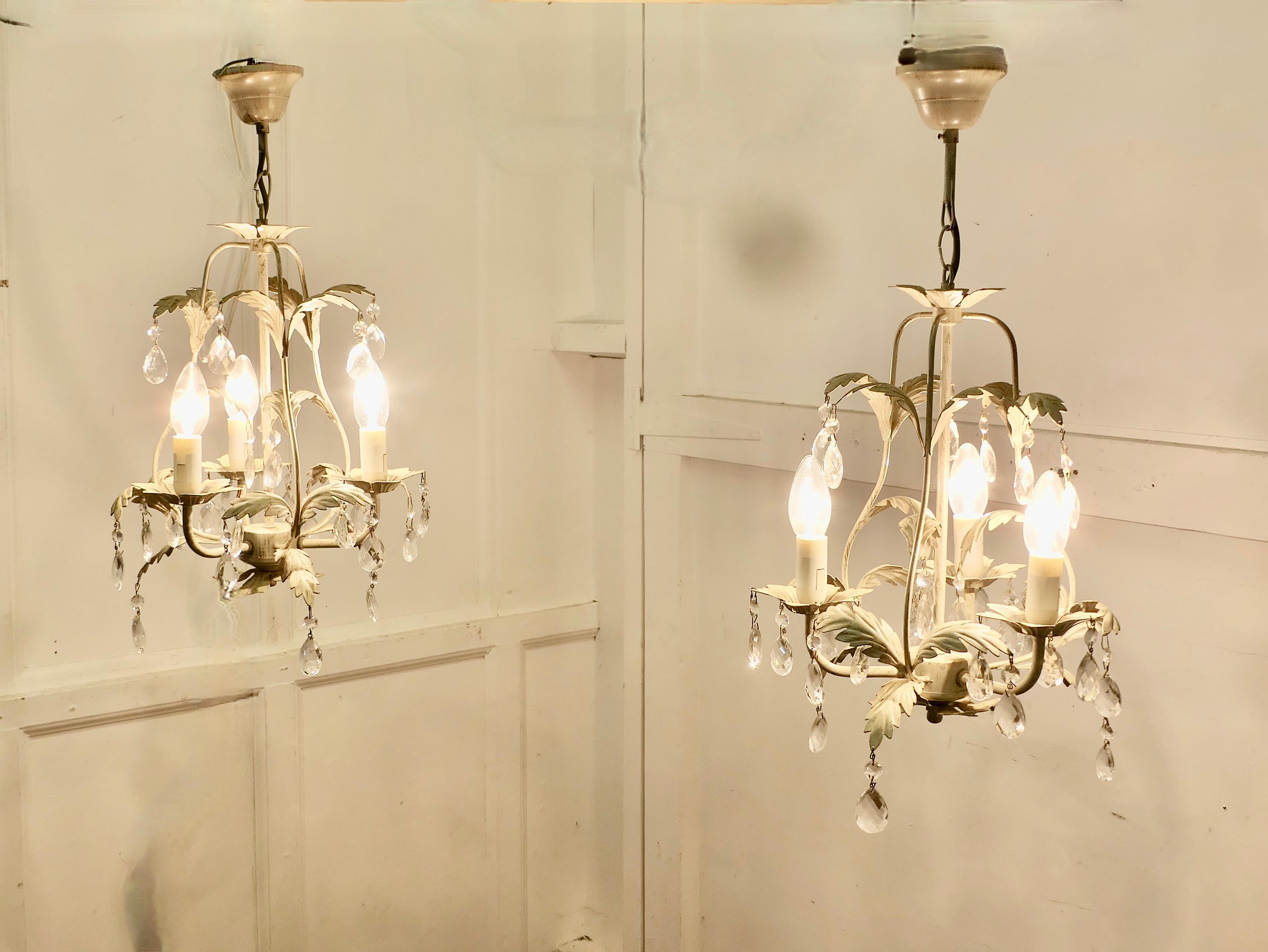 Stagno Coppia di lampadari da soffitto a cestello aperto in toleware bianco in vendita
