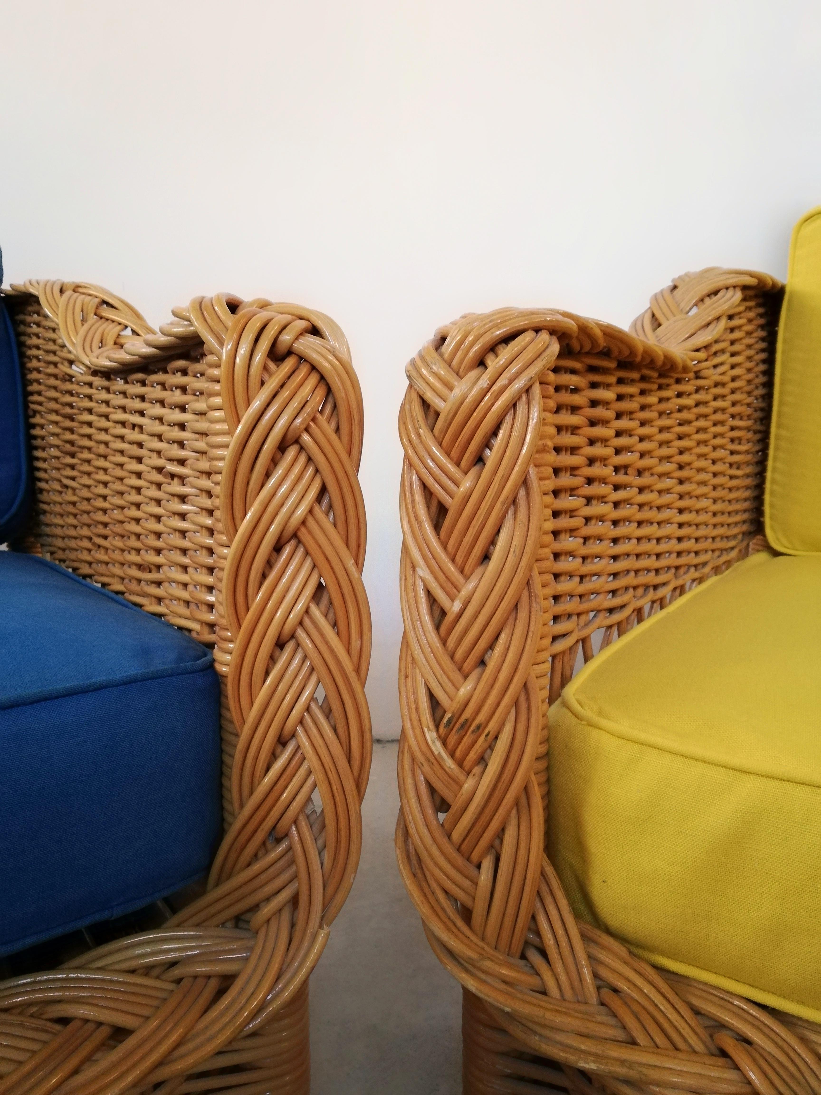 A pair of vintage armchairs handcrafted in Italy between the 1960s and 1970s.
The basket structure of these vintage Armchairs are made with flexed and intertwined willow cane while the seat is in beechwood and rattan canes.
The decorative braid
