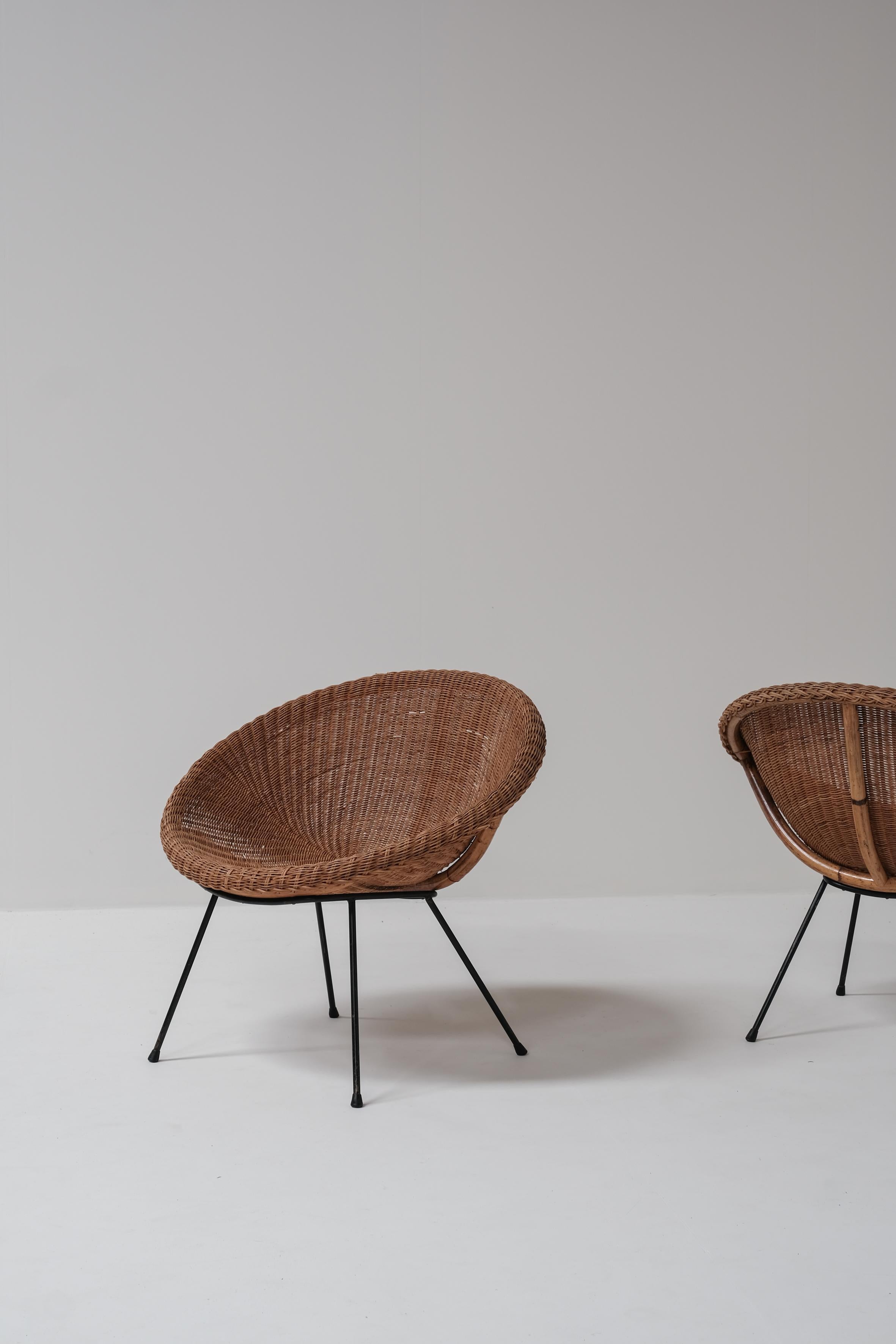 French A pair of wicker bucket chairs 1970