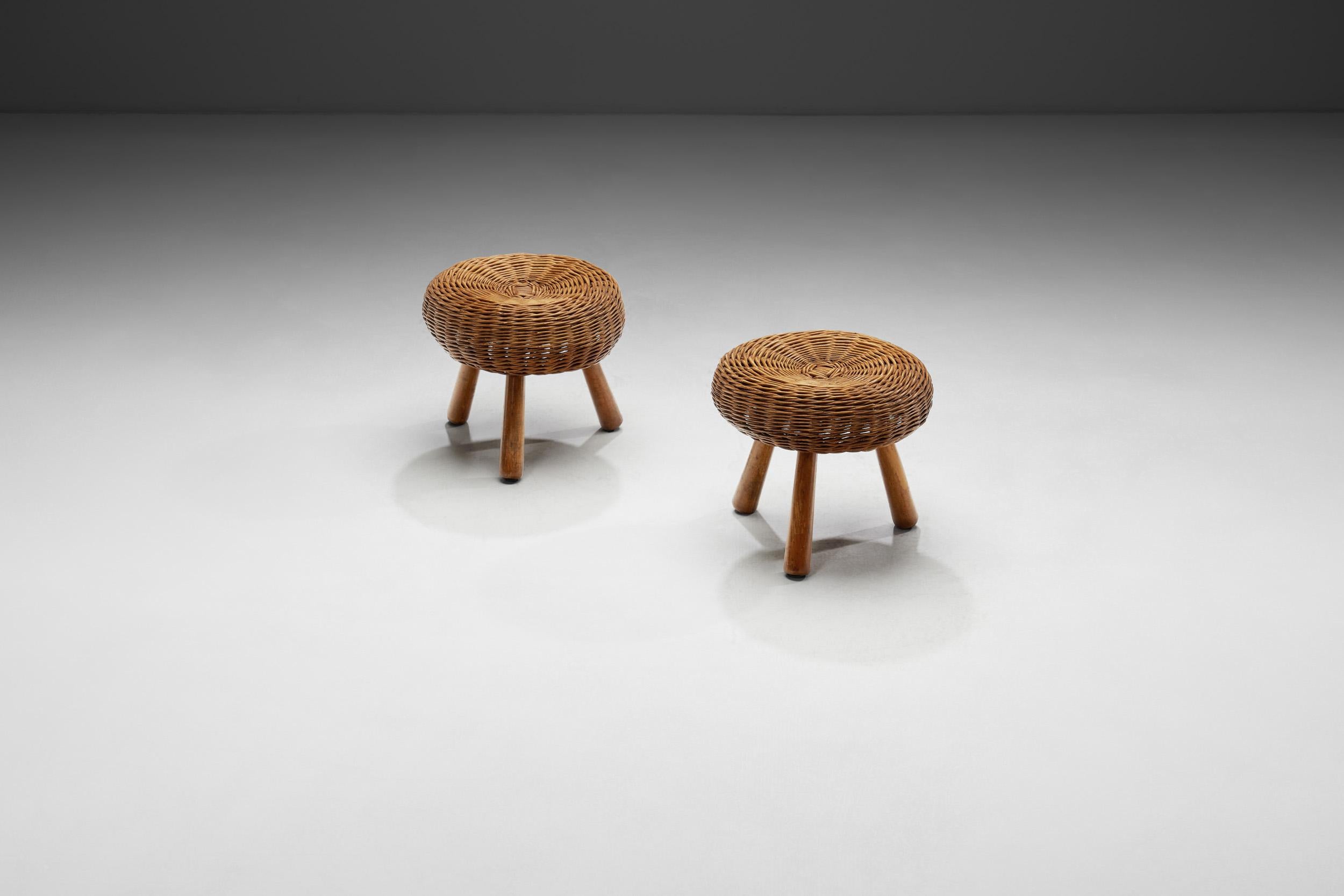 Forma e funzione si scontrano con questi sgabelli, un pezzo d'arredamento spesso sottovalutato. I designer definiscono gli sgabelli come gioielli e dichiarazioni in uno spazio e, tenendo conto della praticità, questa coppia di sgabelli è perfetta