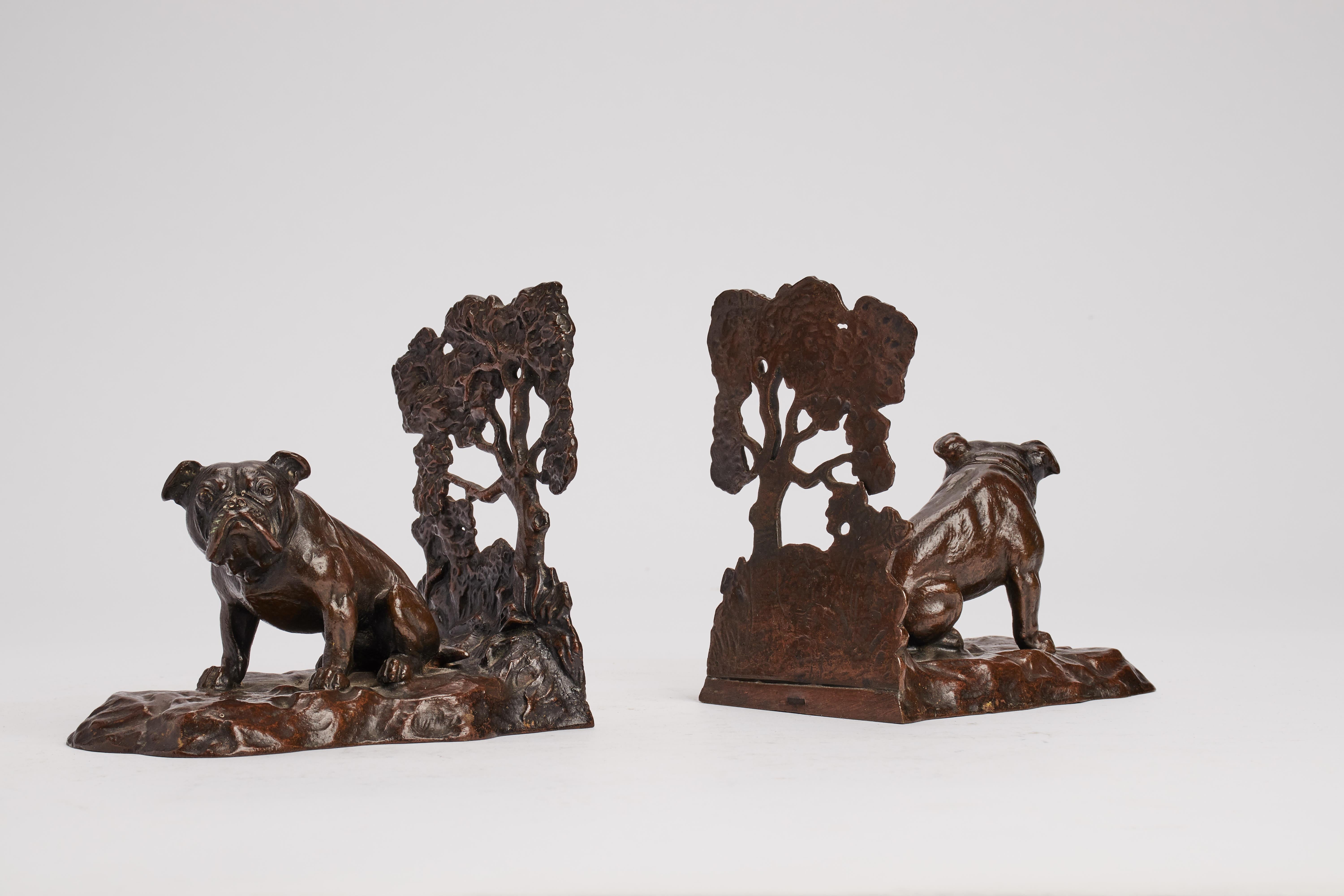 Bronze Paire de serre-livres en bronze représentant des bulldogs de Vienne, Autriche, vers 1870.  en vente