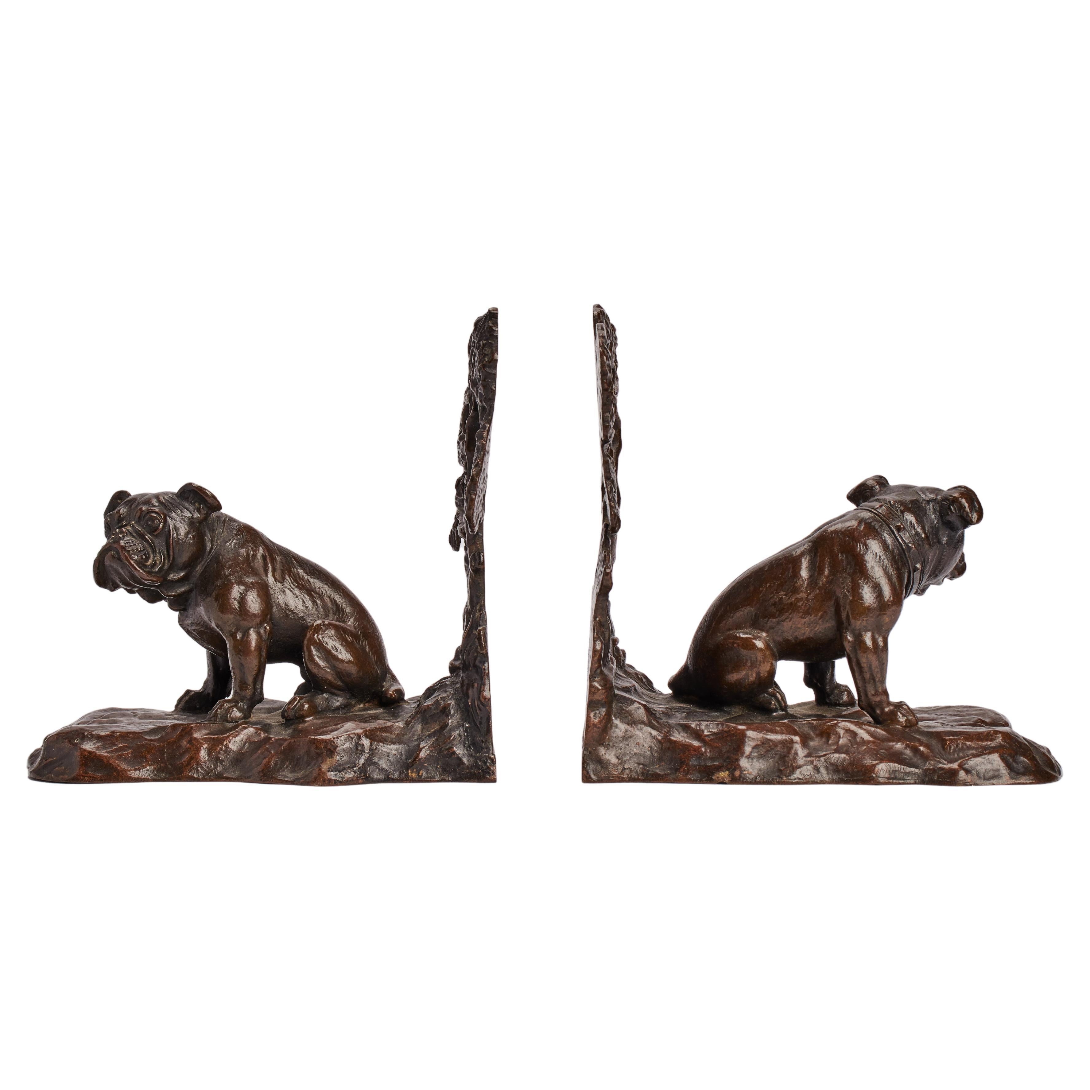 Paire de serre-livres en bronze représentant des bulldogs de Vienne, Autriche, vers 1870.  en vente