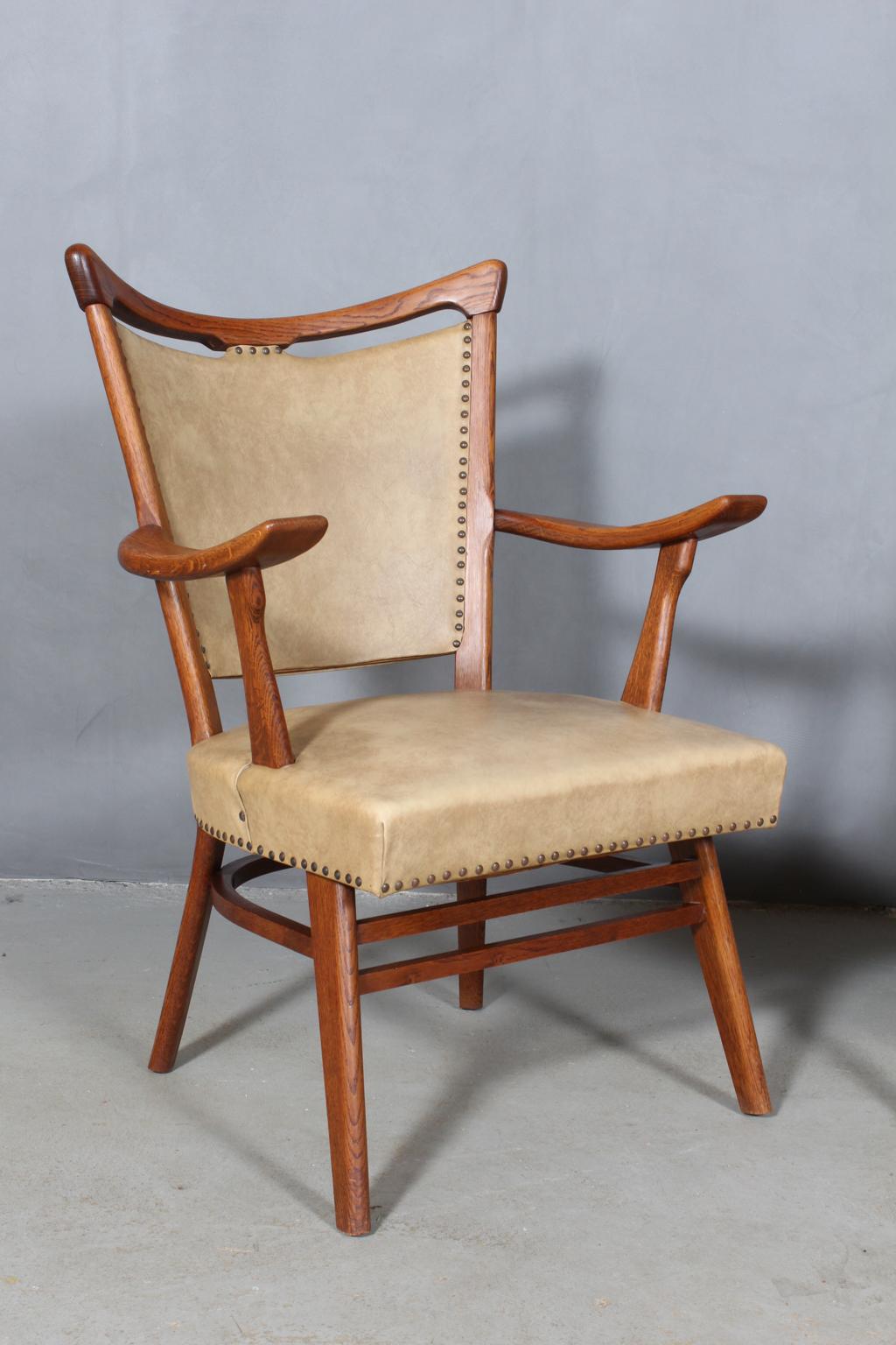 Scandinavian Modern Pair of Windsor Armchairs in Oak and Skai, 1950s Scandinavia