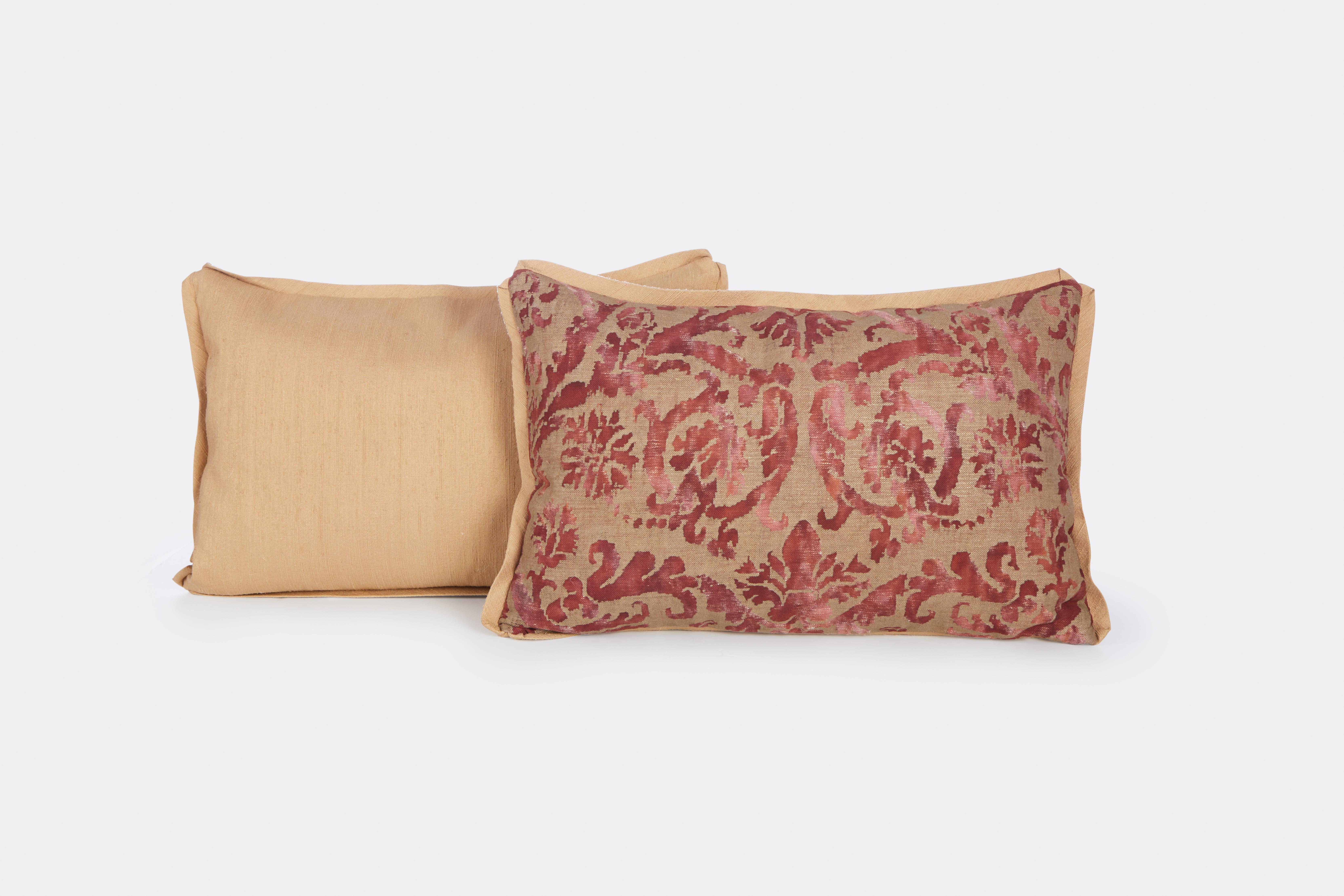 Pair of Wine and Gold Damask Patterned Fortuny Cushion by David Duncan Studio In New Condition For Sale In New York, NY