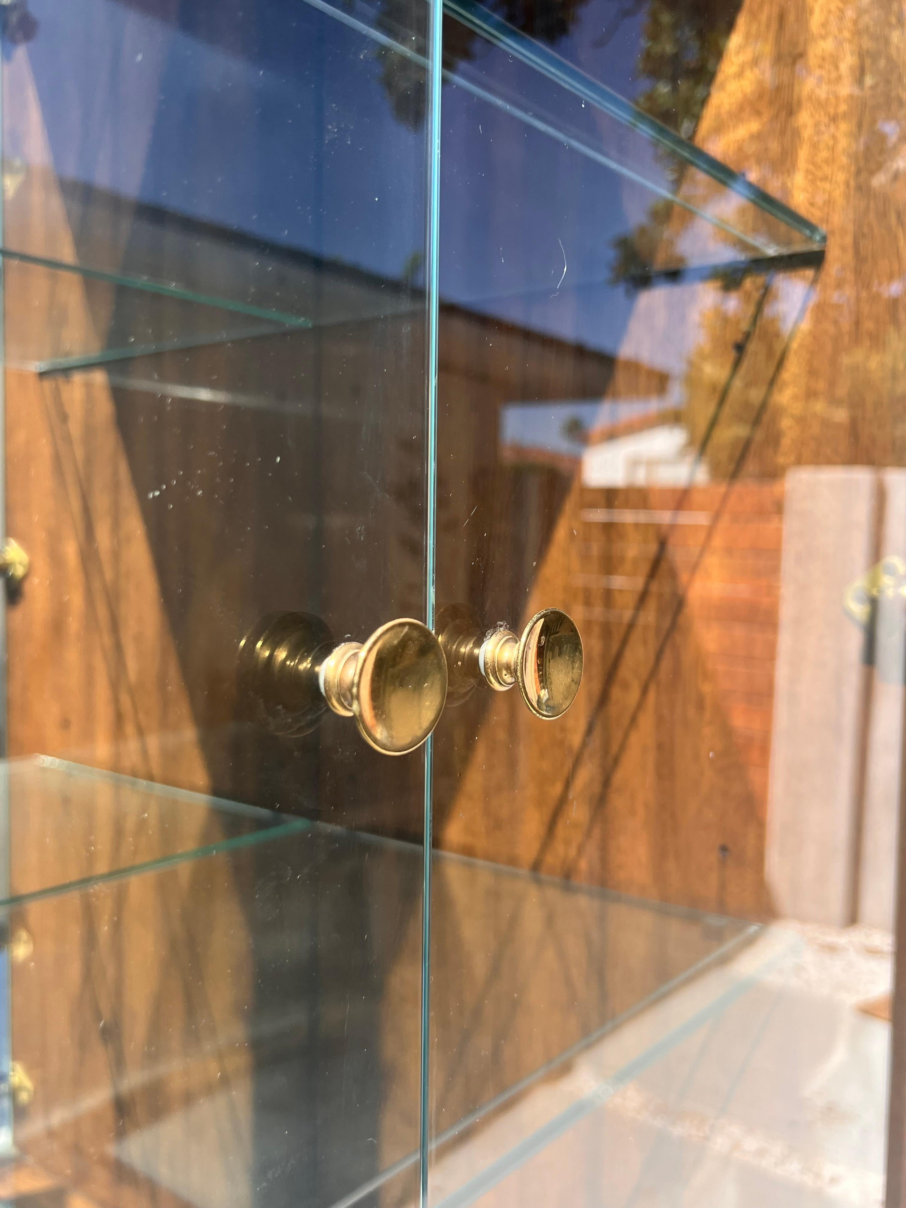 A pair of wood and brass étagère / display cases by Mastercraft, 1970s 7