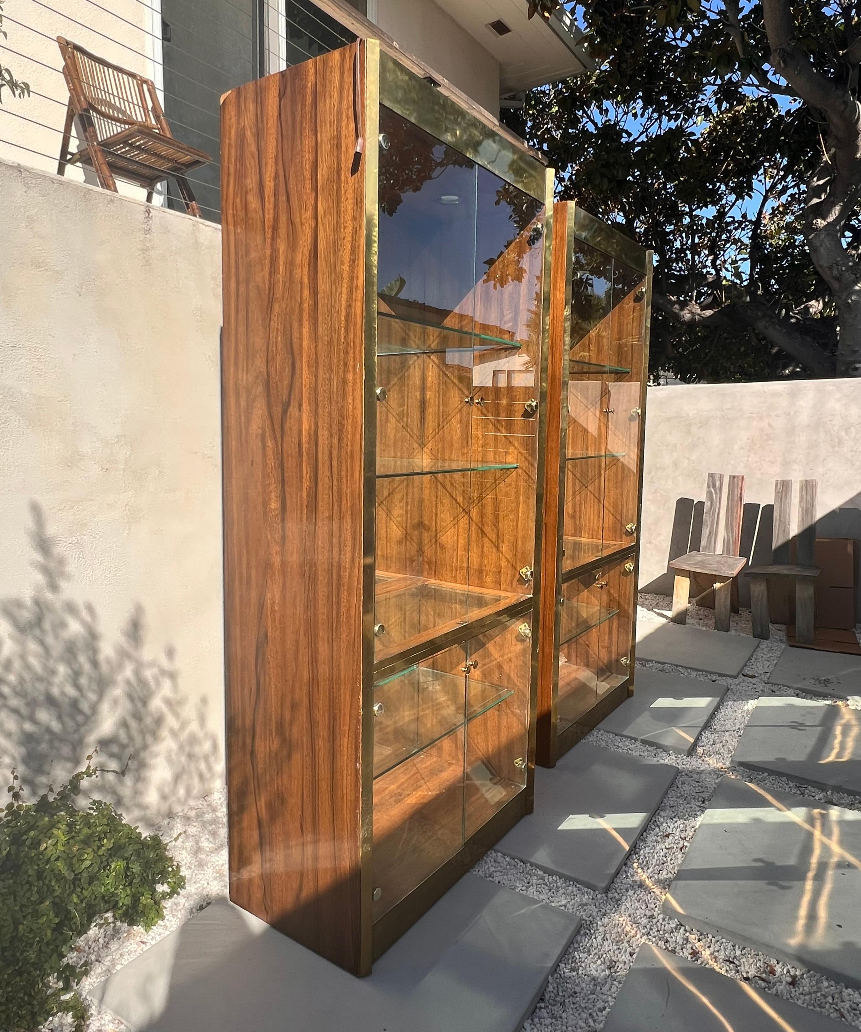 A pair of wood and brass étagère / display cases by Mastercraft, 1970s 11