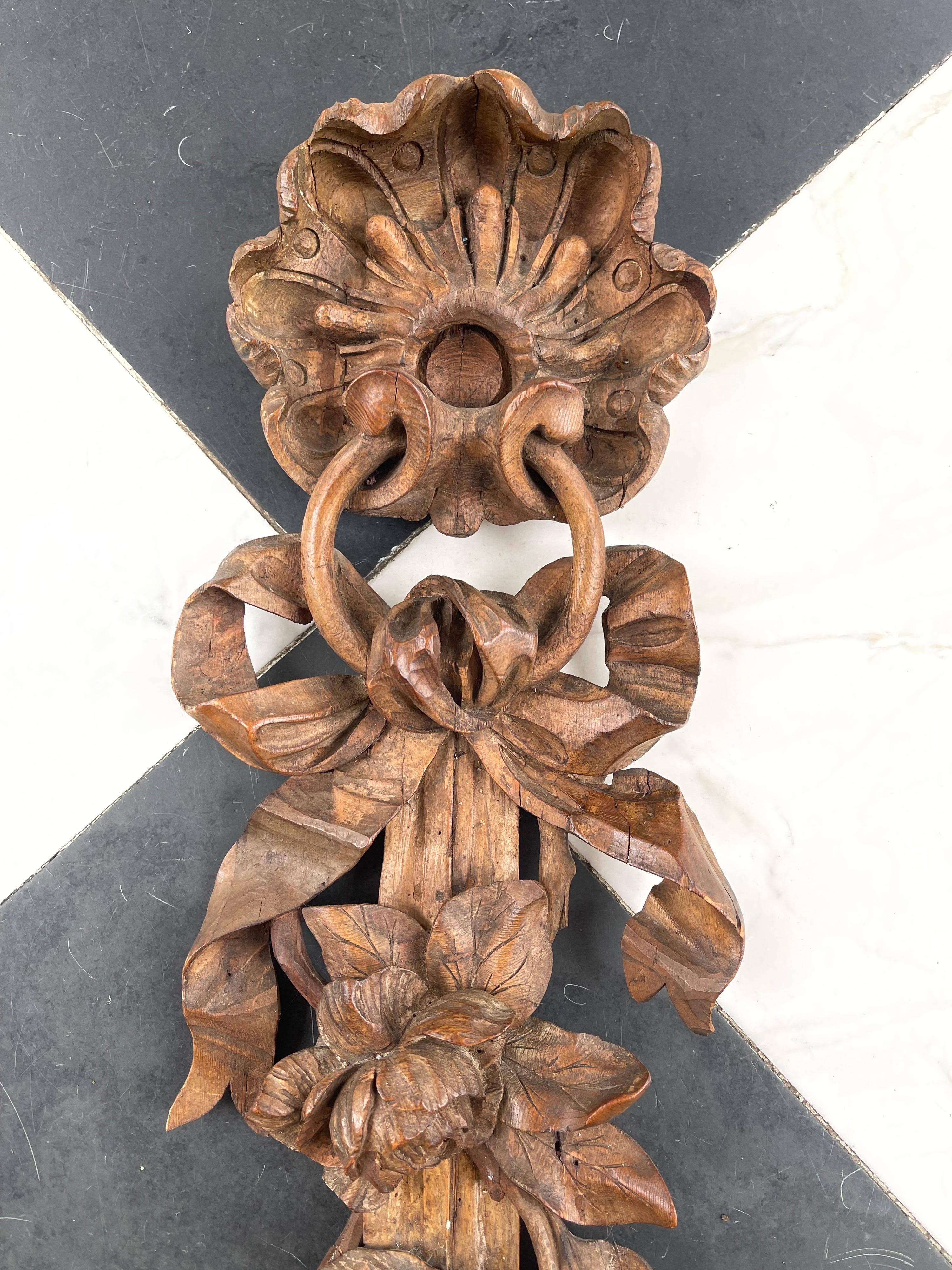 Ein außergewöhnliches Paar englischer Wandschnitzereien in der Art des Meisterschnitzers Grinling Gibbons (1648-1721).
Die Hand, die diese dreidimensionalen Früchte, Blumen, Gemüse und Blätter geschnitzt hat, hängt an einem Band, das an einer