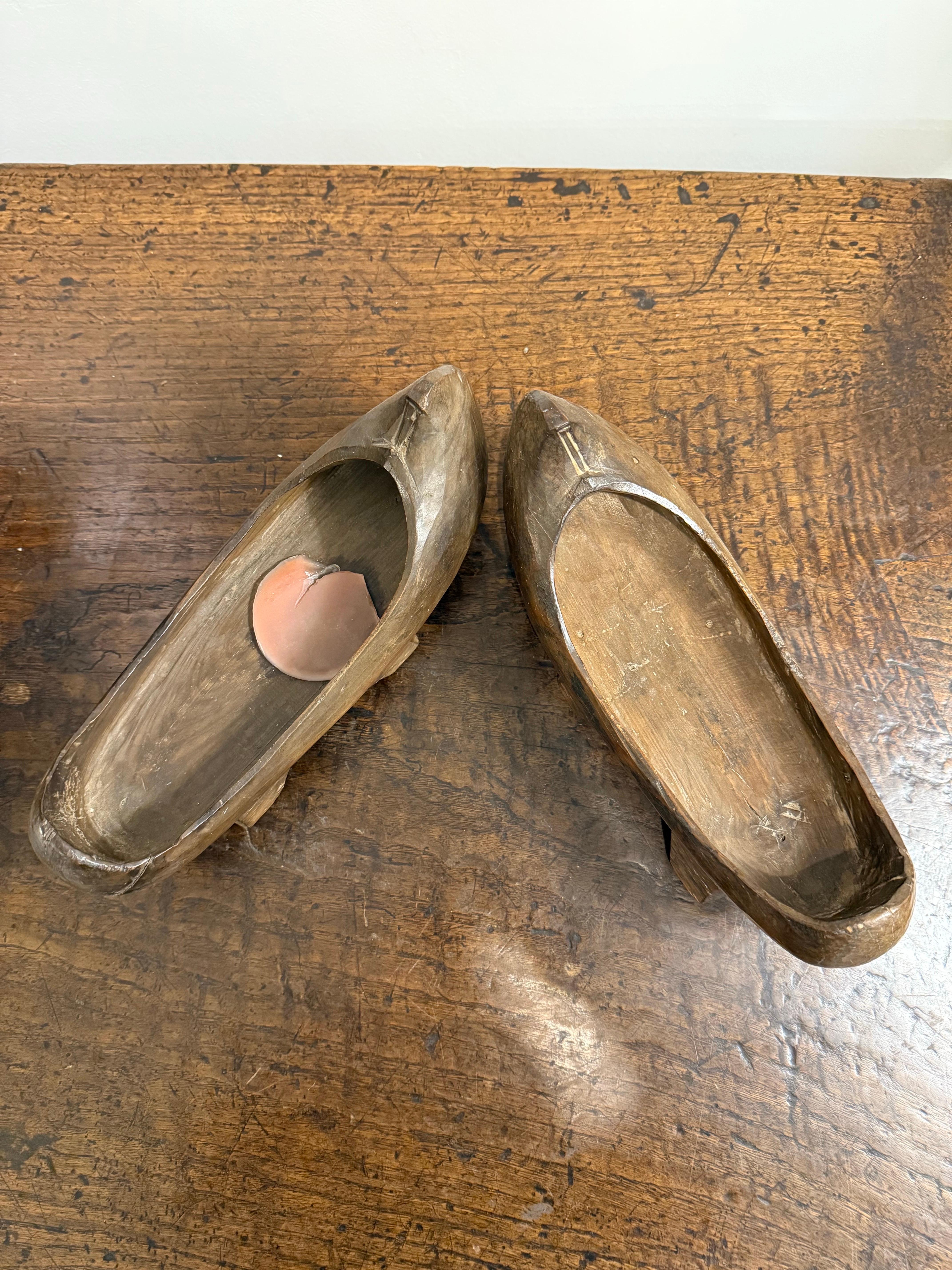 Paire de sabots en bois (Namaskin), Corée, Dynastie Joseon, XIXe siècle
avec des pointes incurvées.

Provenance : Collection privée australienne.

Dimensions :
Hauteur : 12,5 cm.
Largeur : 28cm.
Profondeur : 10 cm.