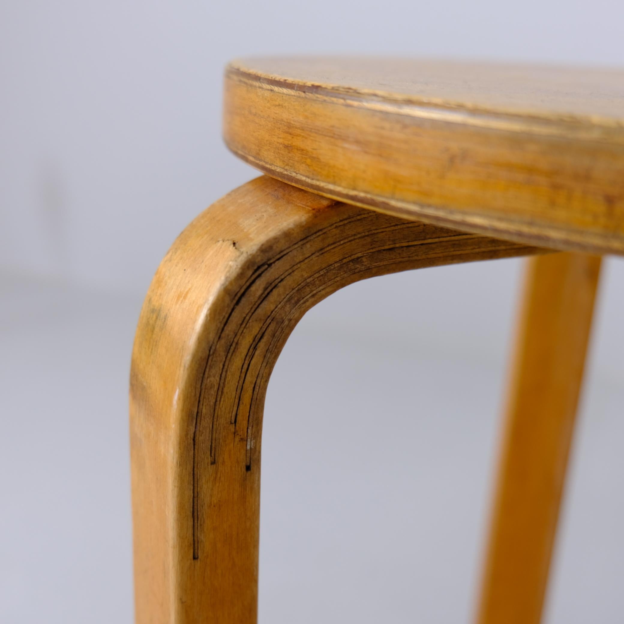 Paire de tabourets en bois du milieu du siècle d'Alvar Aalto Model 60, Artek 1950s en vente 4