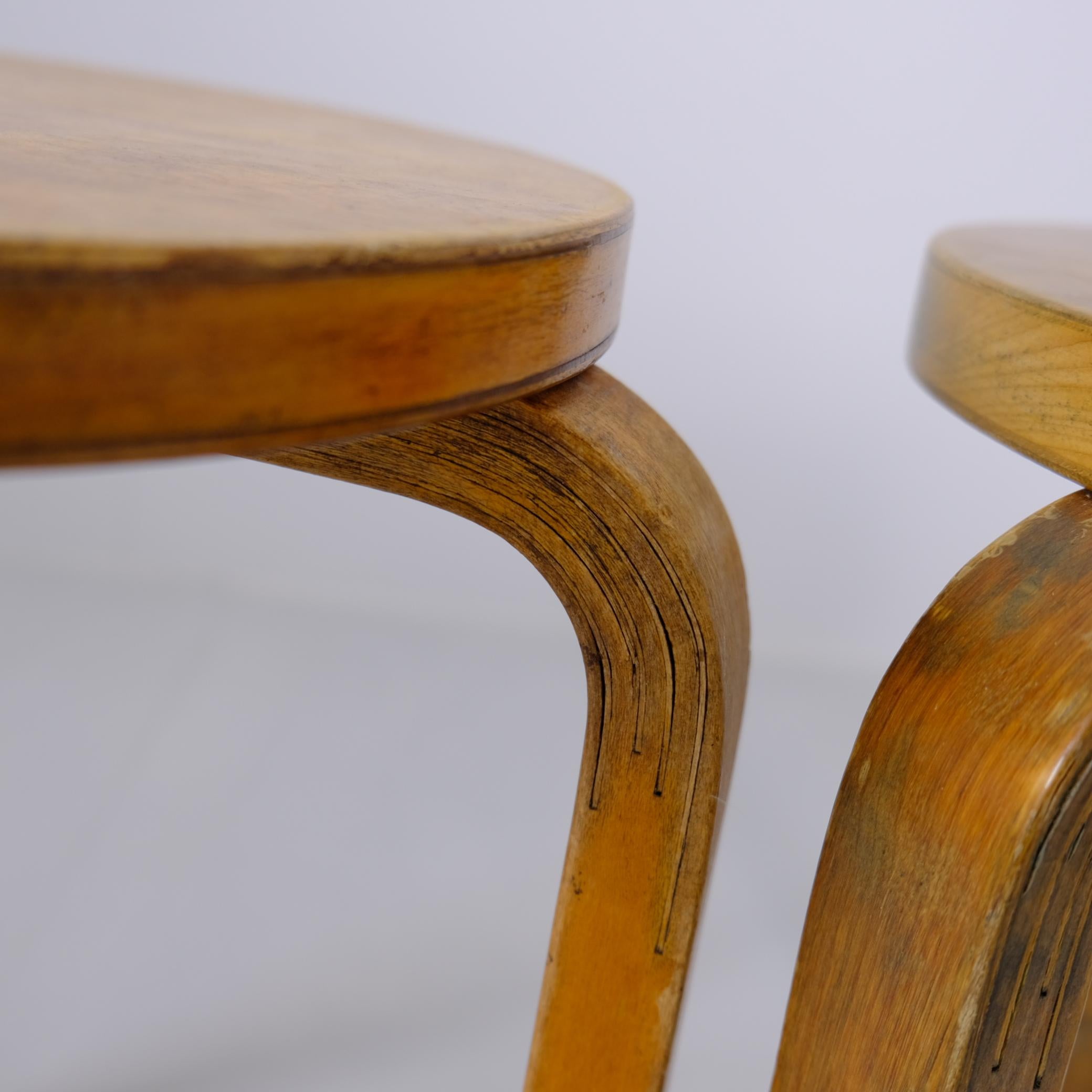 Paire de tabourets en bois du milieu du siècle d'Alvar Aalto Model 60, Artek 1950s en vente 5