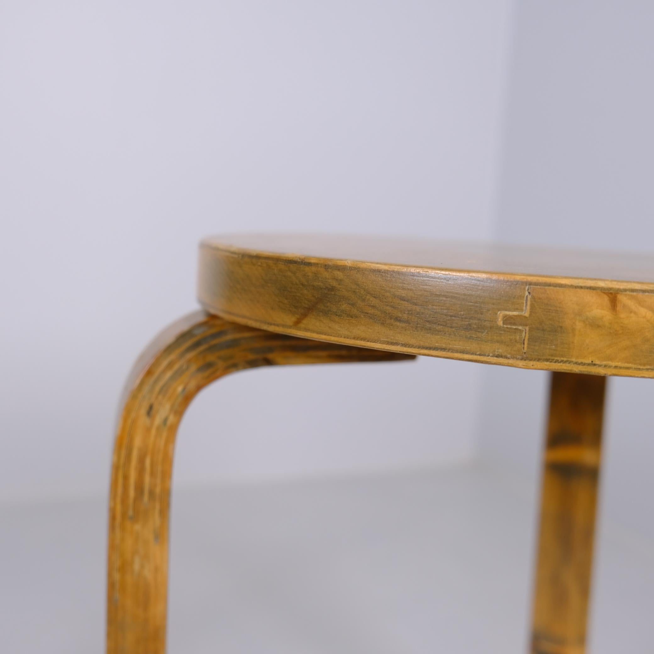 Paire de tabourets en bois du milieu du siècle d'Alvar Aalto Model 60, Artek 1950s en vente 8