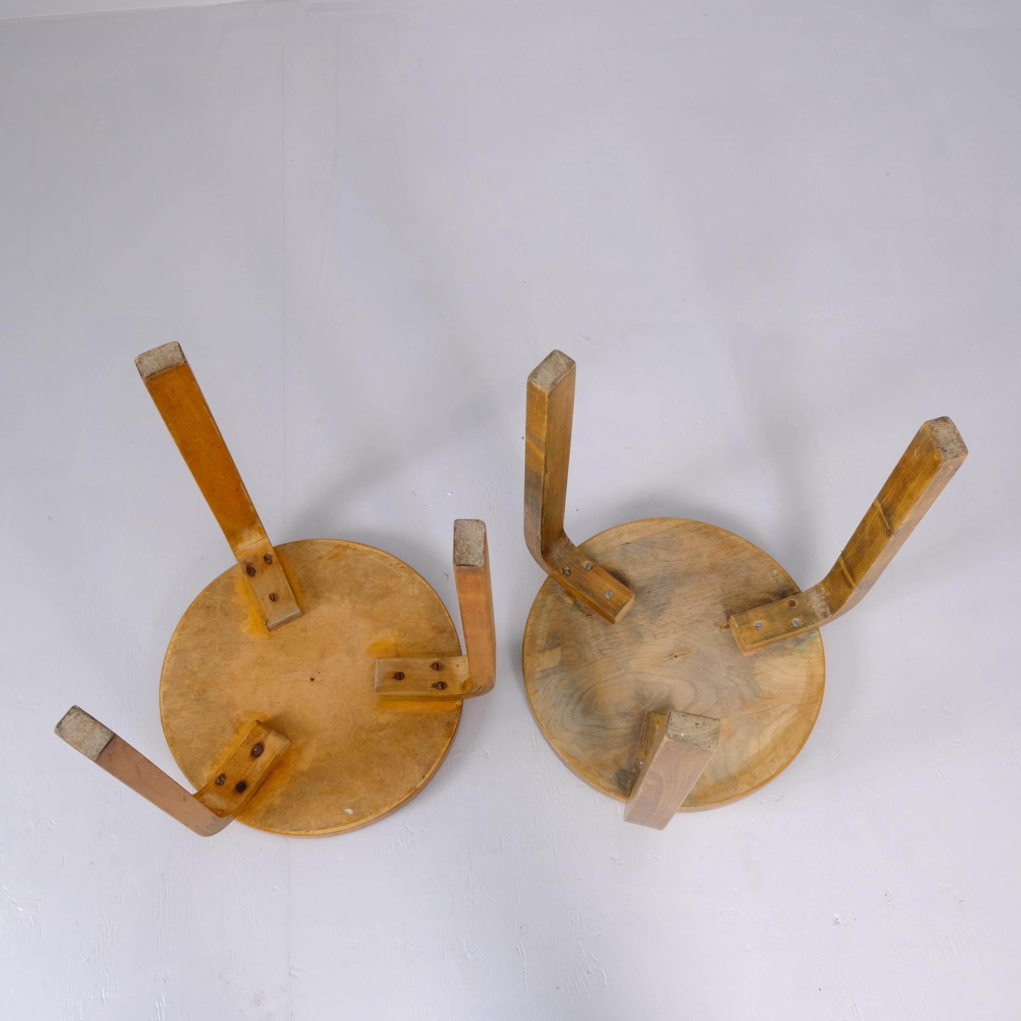 Paire de tabourets en bois du milieu du siècle d'Alvar Aalto Model 60, Artek 1950s en vente 9