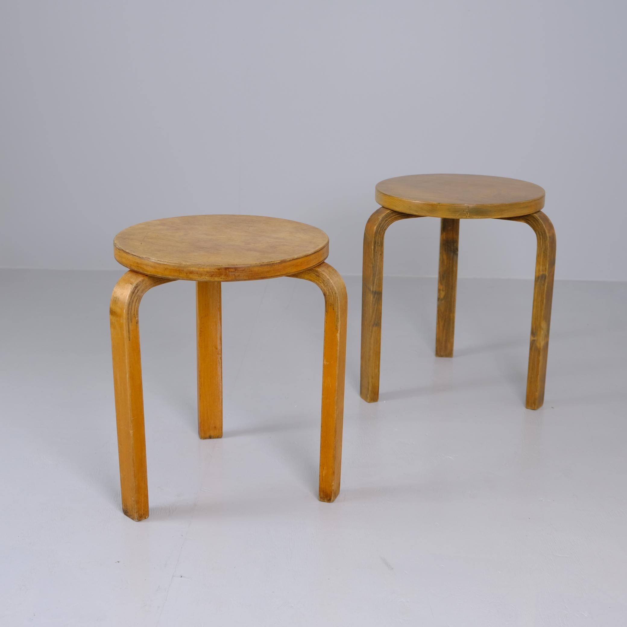 Finlandais Paire de tabourets en bois du milieu du siècle d'Alvar Aalto Model 60, Artek 1950s en vente