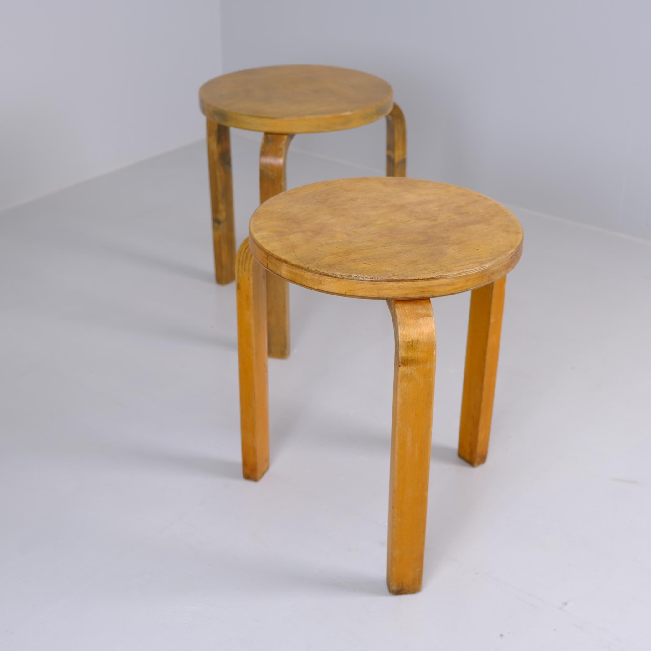 Paire de tabourets en bois du milieu du siècle d'Alvar Aalto Model 60, Artek 1950s Bon état - En vente à Helsinki, FI