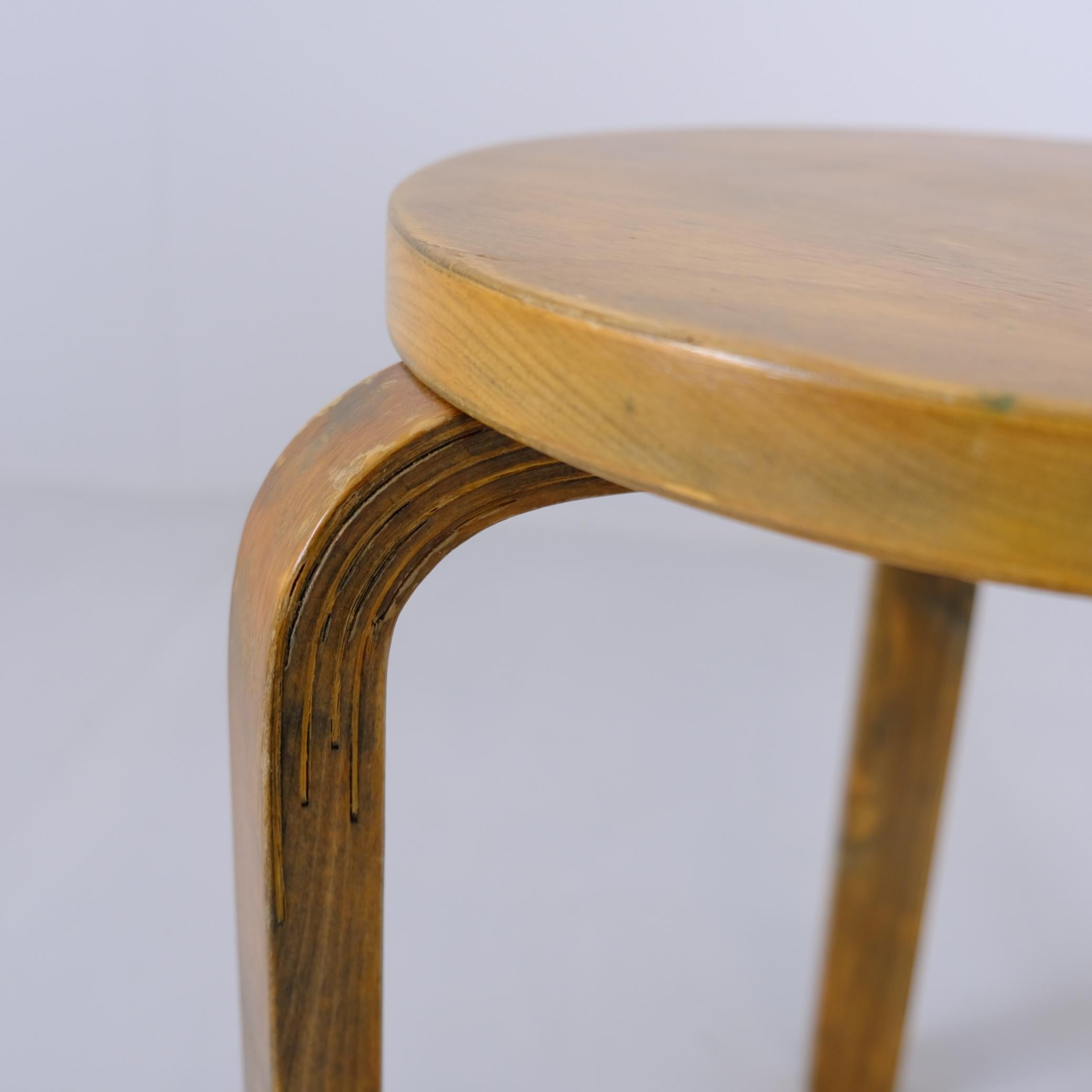 Paire de tabourets en bois du milieu du siècle d'Alvar Aalto Model 60, Artek 1950s en vente 1