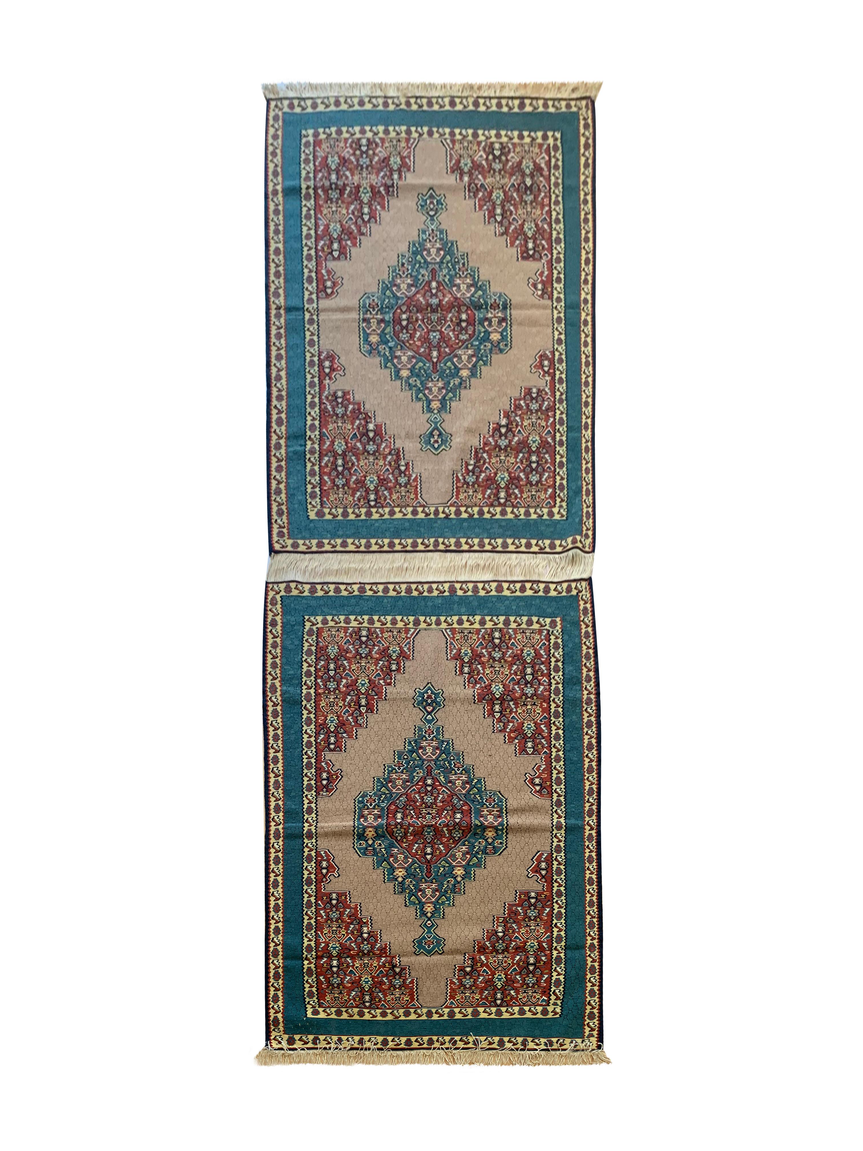 Paire de tapis de table Kilims Kurdish en laine et soie tissés à la main à plat, fabriqués à la main en vente 3