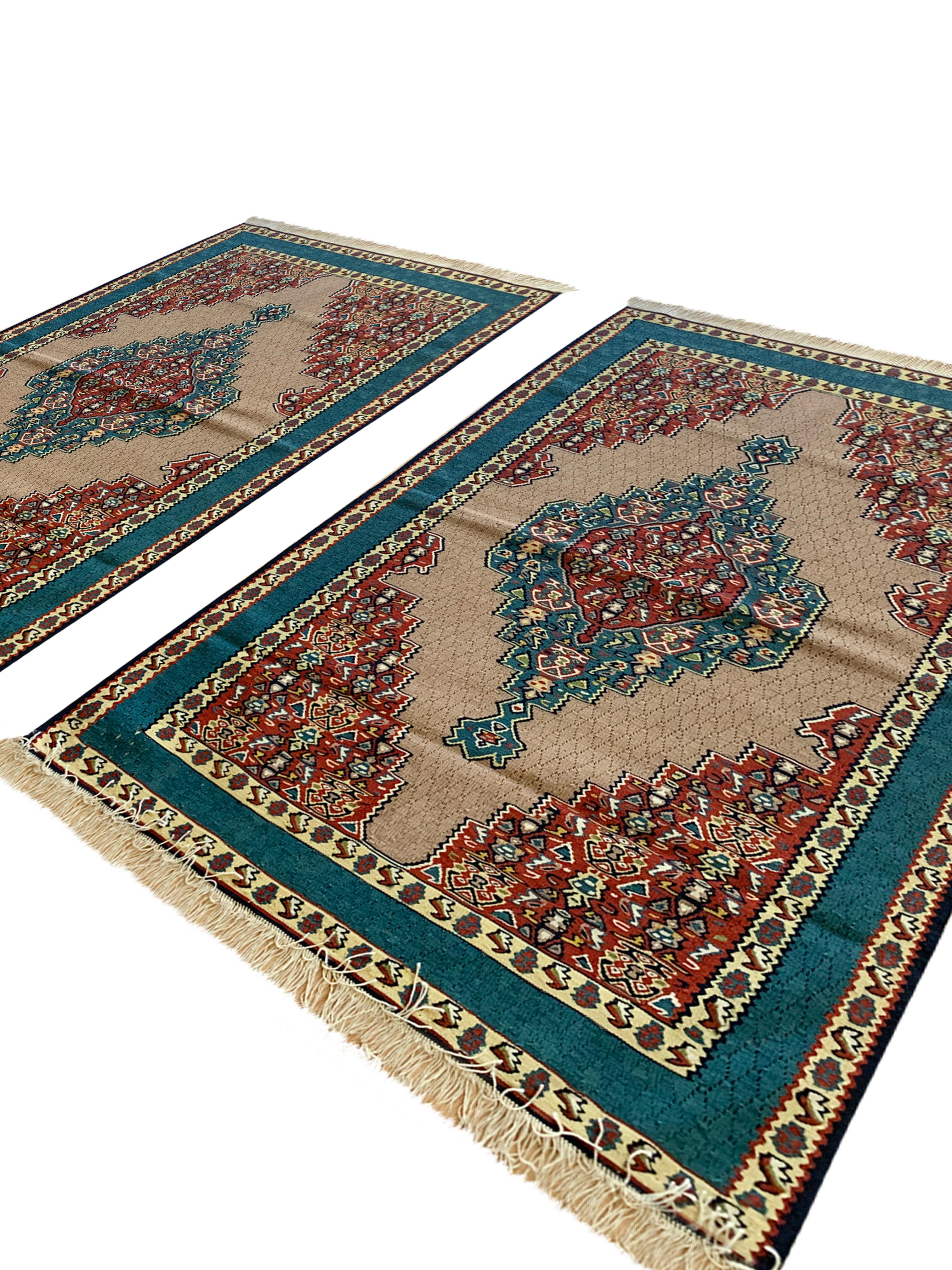 Paire de tapis de table Kilims Kurdish en laine et soie tissés à la main à plat, fabriqués à la main en vente 6