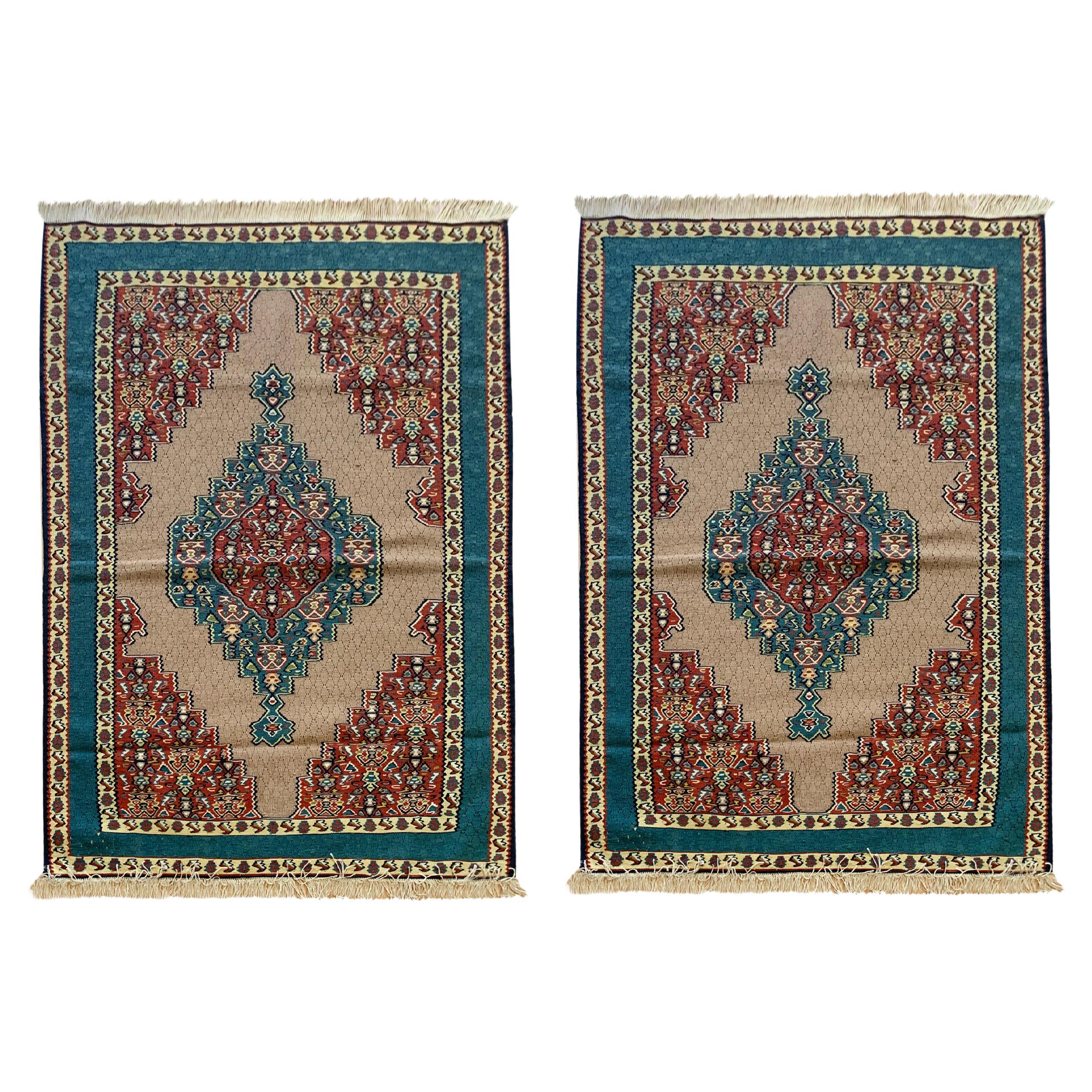 Paire de tapis de table Kilims Kurdish en laine et soie tissés à la main à plat, fabriqués à la main en vente