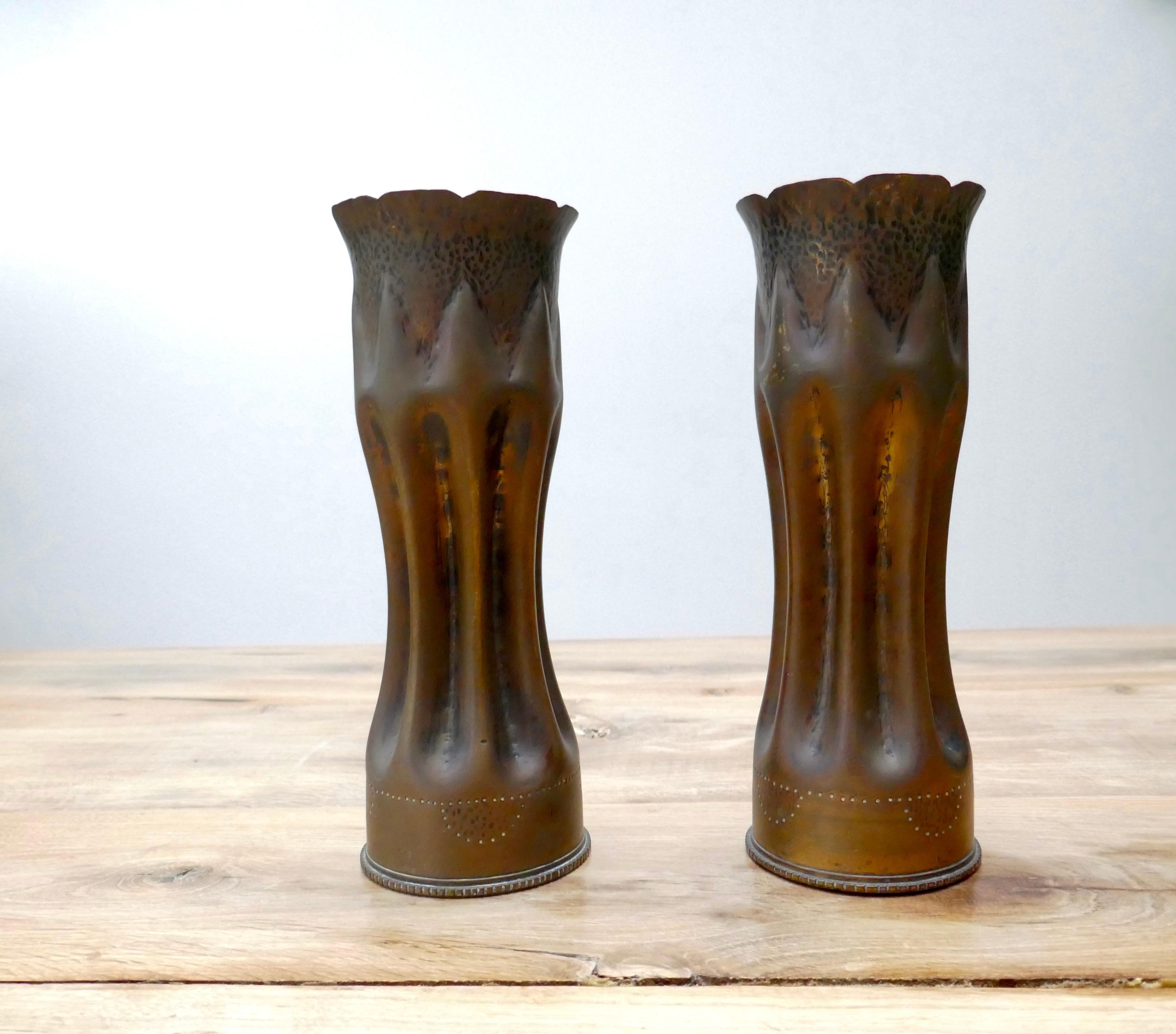 Paar französische Vasen der Grabenkunst / Patronenhülsen aus dem Ersten Weltkrieg Vasen.

Die Objekte der Grabenkunst sind Träger der Erinnerungen der Soldaten und erinnern an den Konflikt, dem sie ausgesetzt waren. Hergestellt aus recyceltem