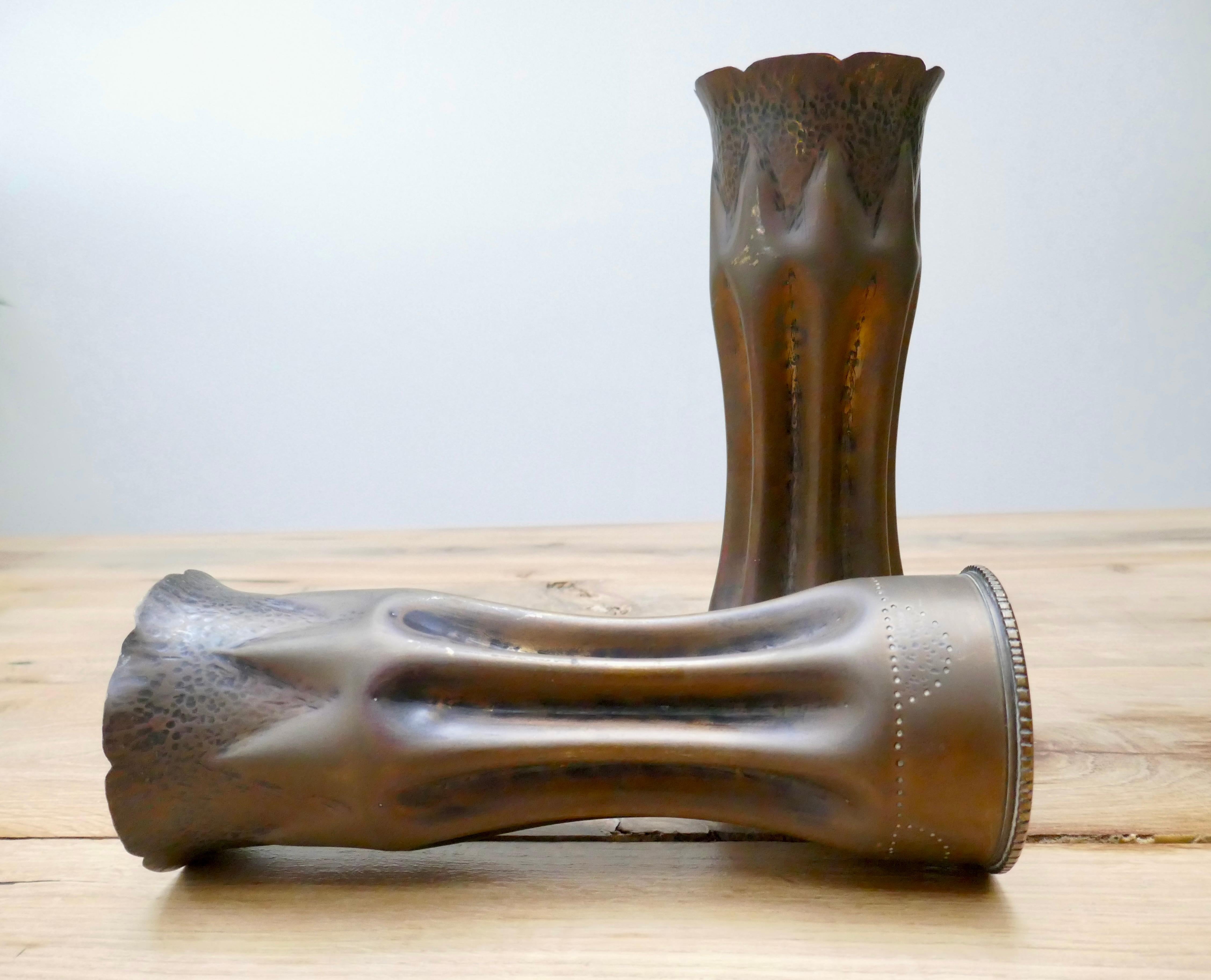 Paire de coquilles/vases d'art de tranche en laiton de la Premire Guerre mondiale, France Bon état - En vente à London, GB