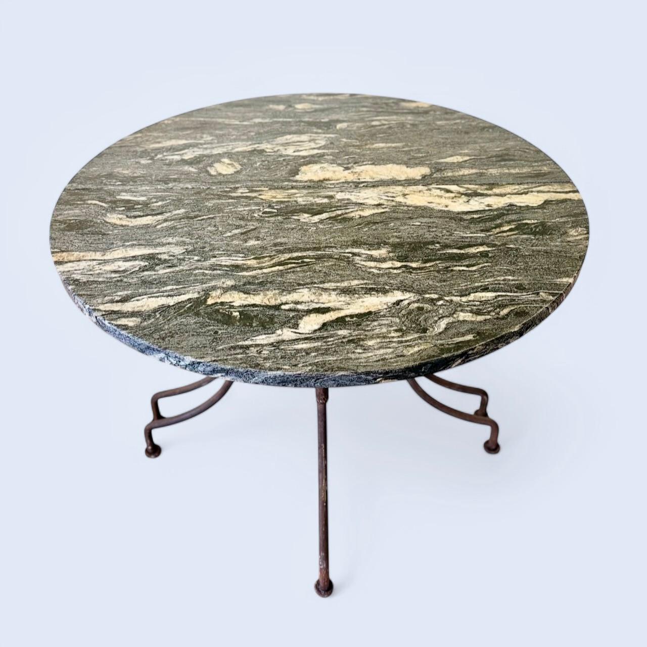 Ein Paar Konsolentische aus Schmiedeeisen und Granit mit Platte im Angebot 8